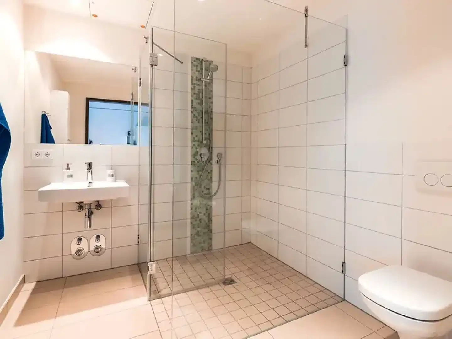 Common Area?w=400&h=260&fit=crop&q=40&auto=format&trim=auto