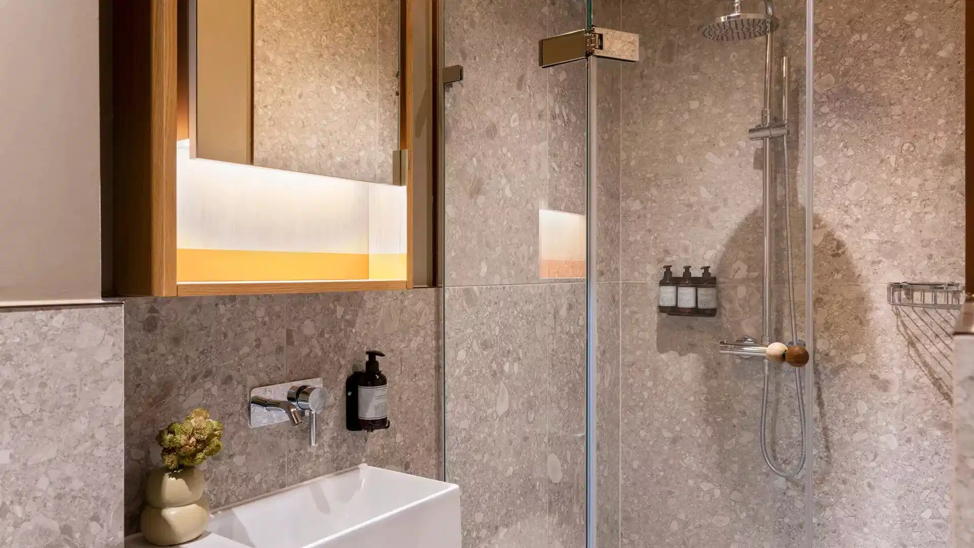 Common Area?w=400&h=260&fit=crop&q=40&auto=format&trim=auto