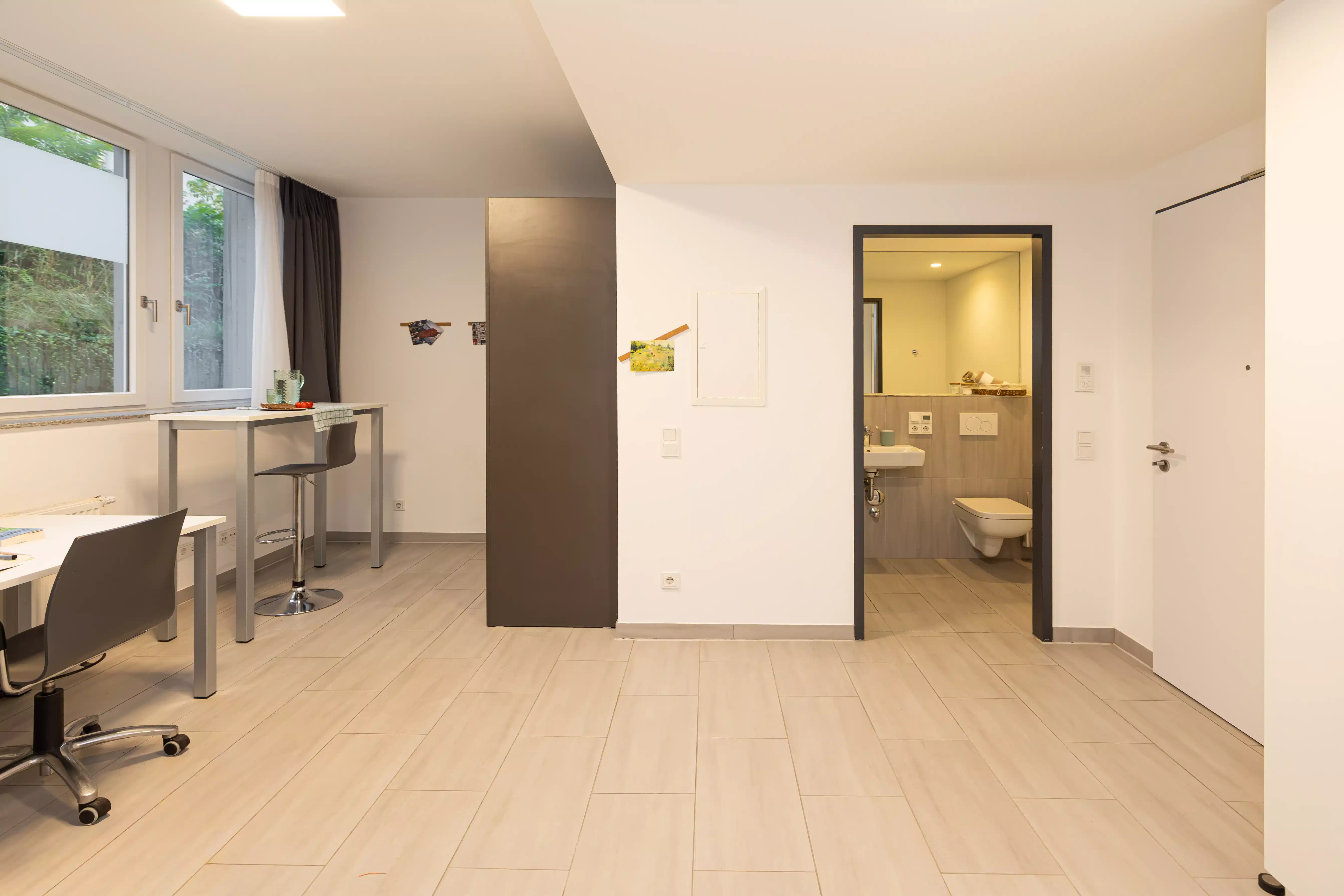 Common Area?w=400&h=260&fit=crop&q=40&auto=format&trim=auto