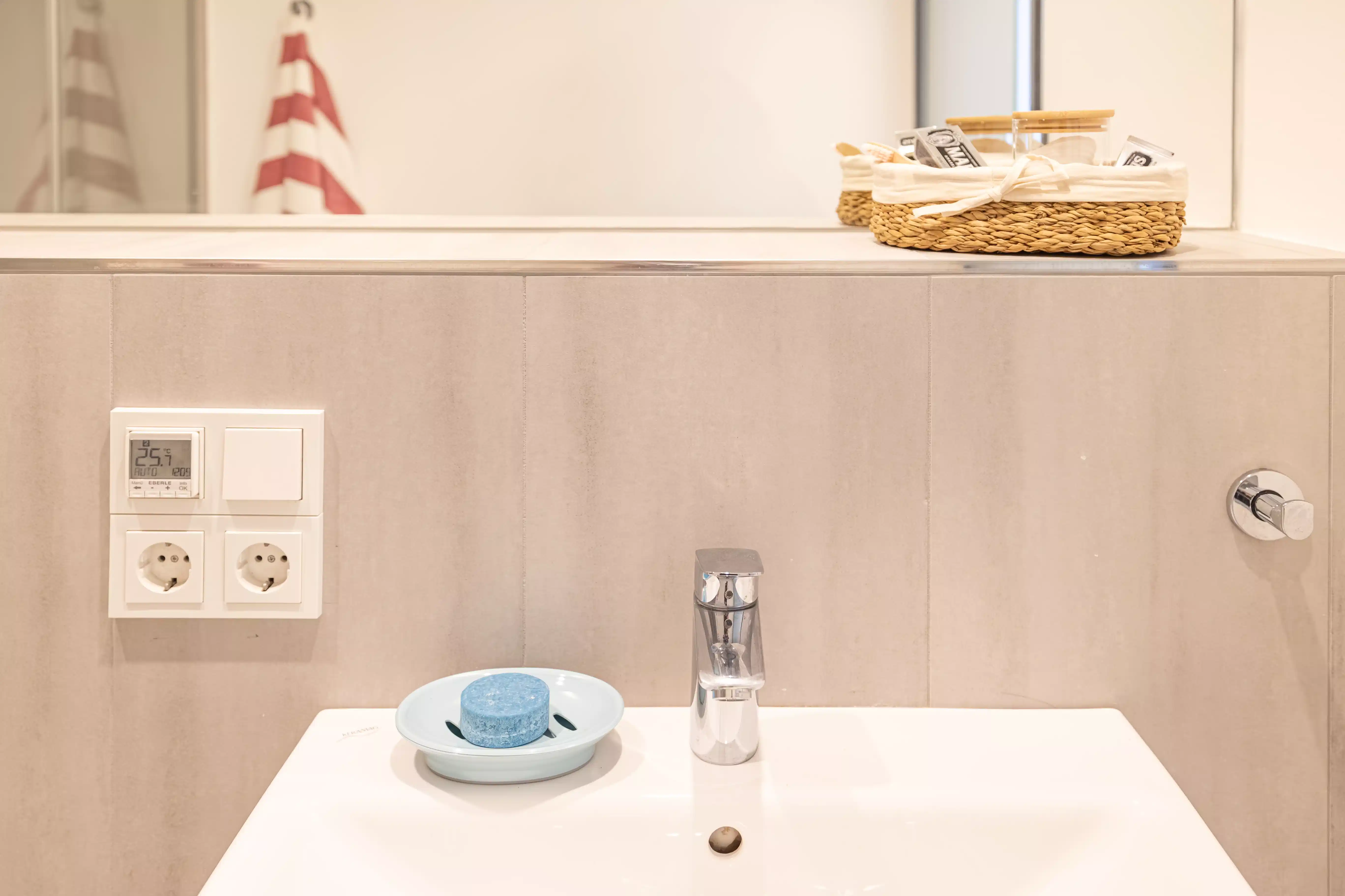 Common Area?w=400&h=260&fit=crop&q=40&auto=format&trim=auto