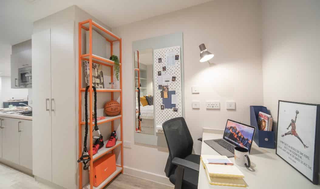 Common Area?w=400&h=260&fit=crop&q=40&auto=format&trim=auto