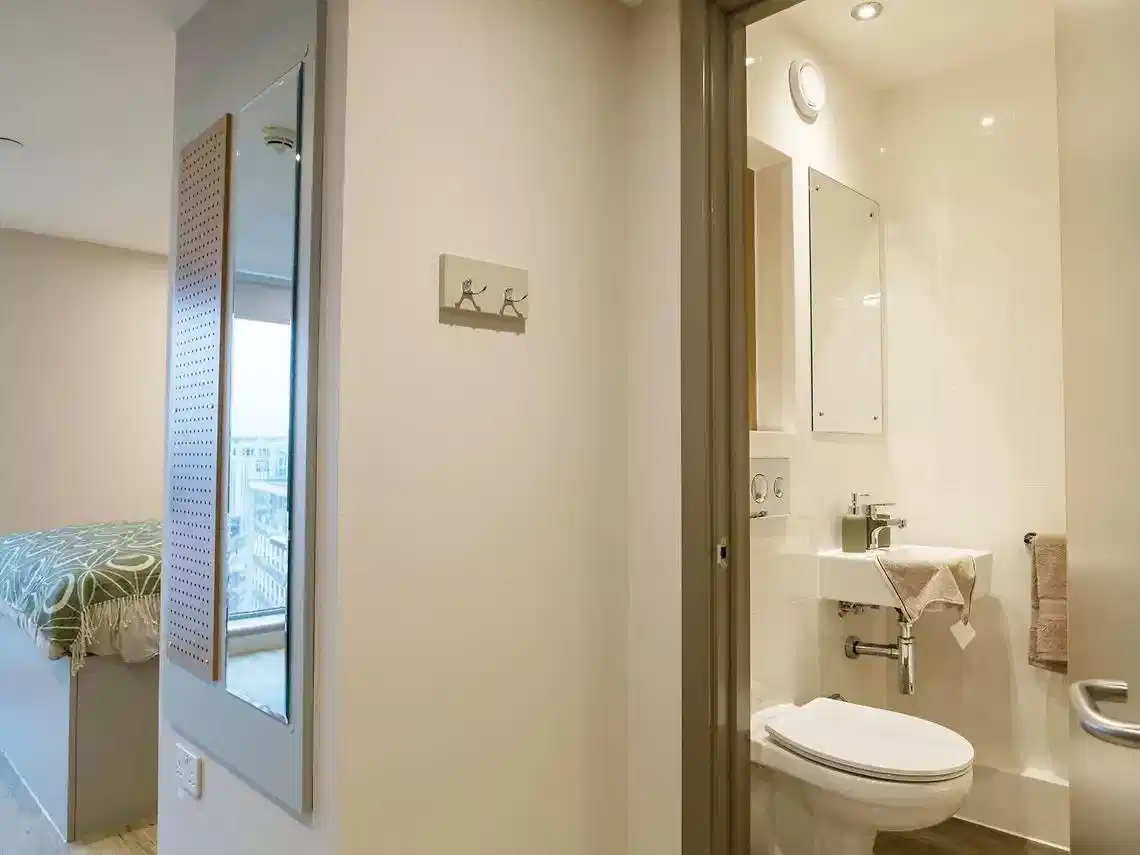 Exterior?w=400&h=260&fit=crop&q=40&auto=format&trim=auto