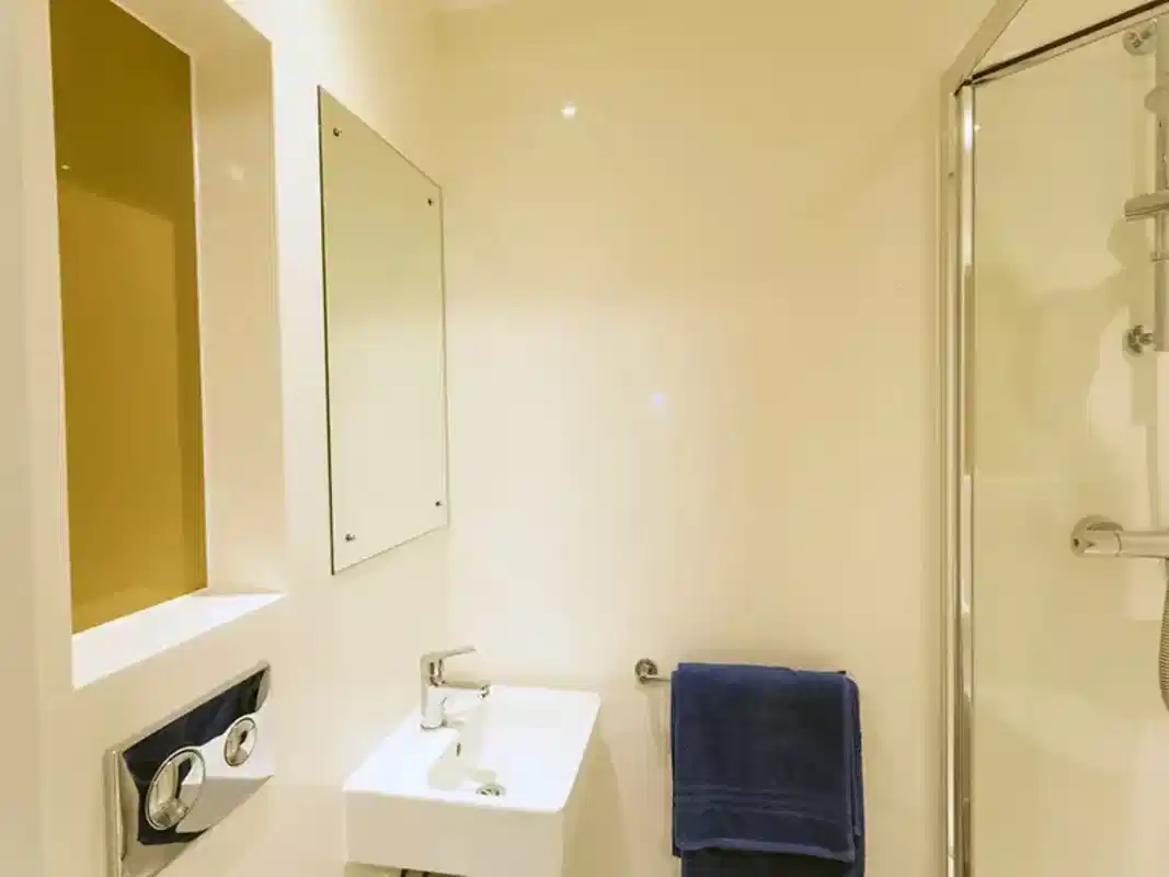 Amenities?w=400&h=260&fit=crop&q=40&auto=format&trim=auto
