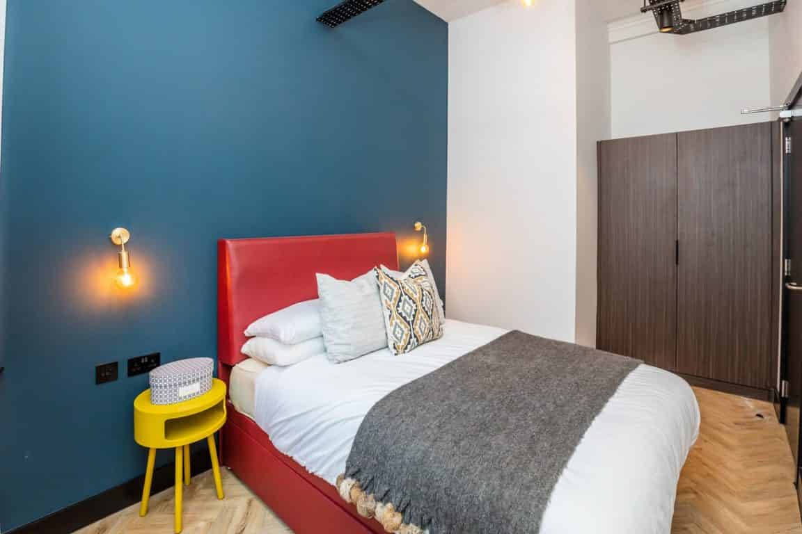 Bathroom?w=400&h=260&fit=crop&q=40&auto=format&trim=auto