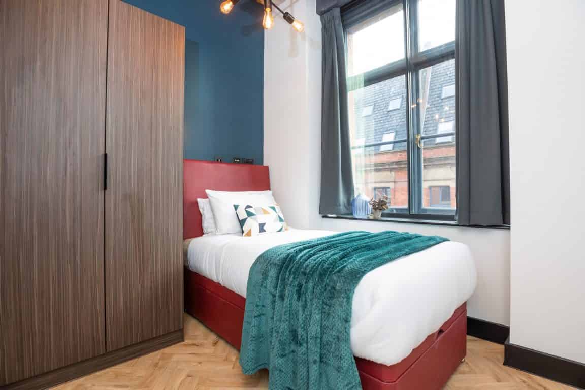 Bathroom?w=400&h=260&fit=crop&q=40&auto=format&trim=auto