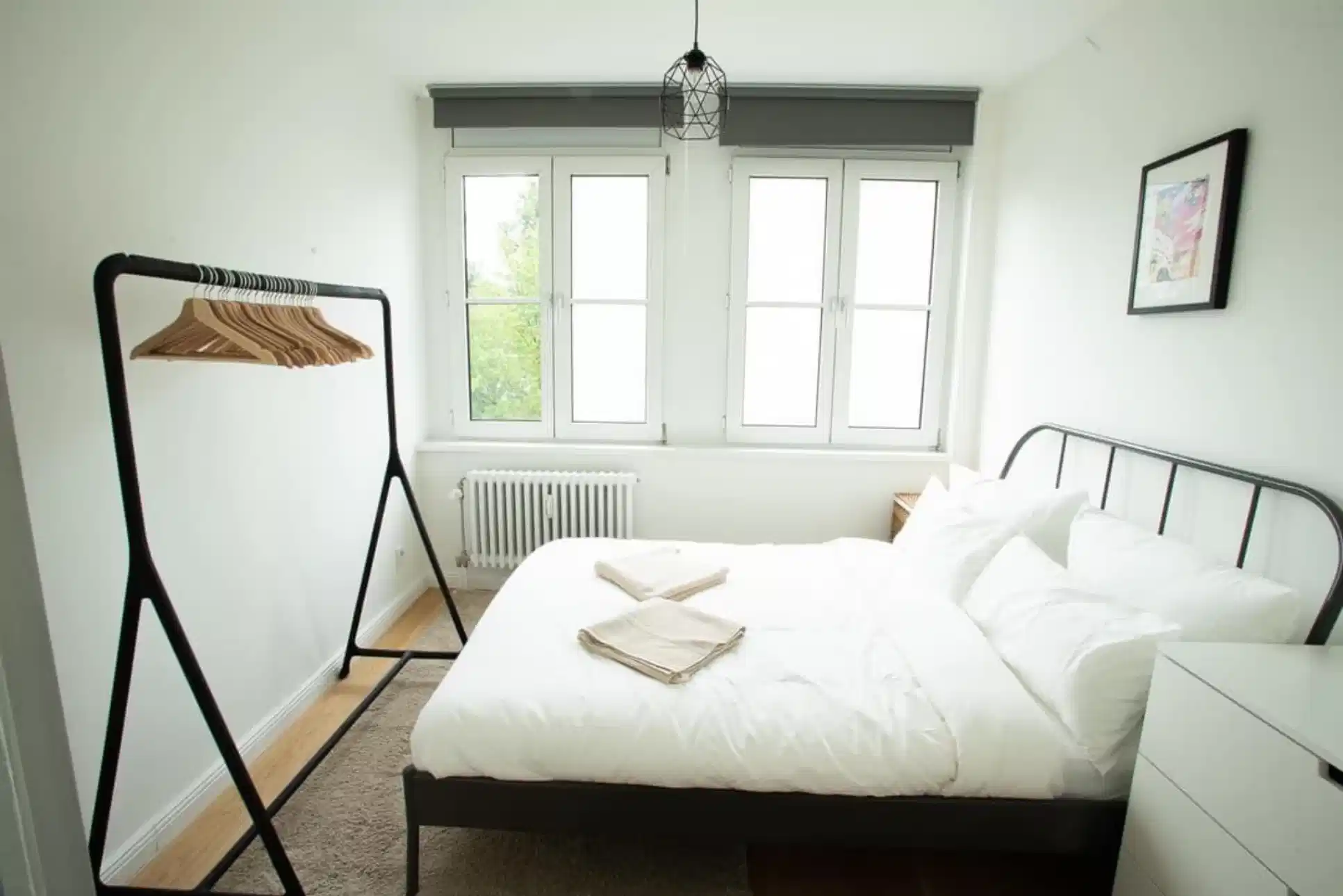 Exterior?w=400&h=260&fit=crop&q=40&auto=format&trim=auto