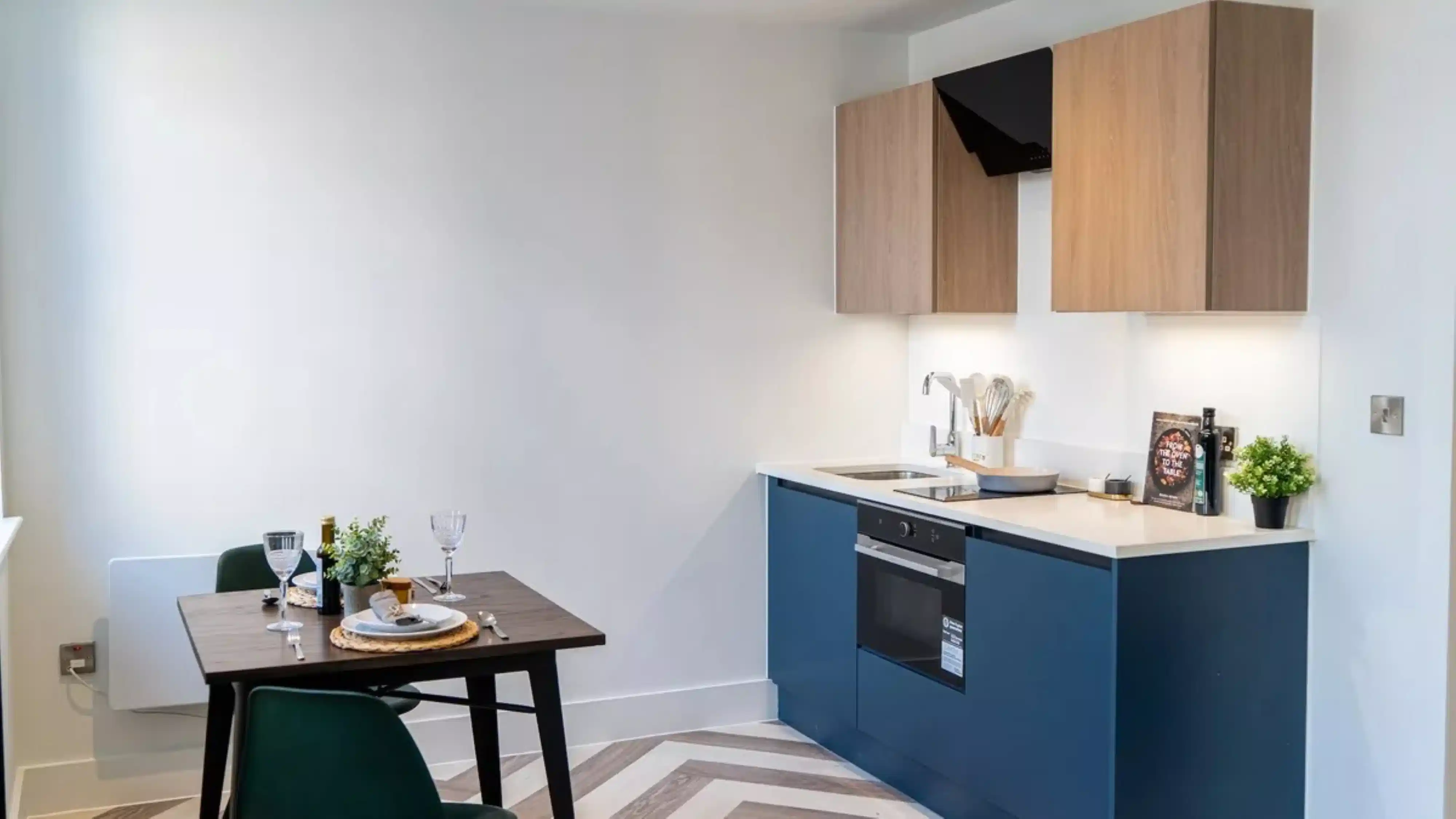 Exterior?w=400&h=260&fit=crop&q=40&auto=format&trim=auto