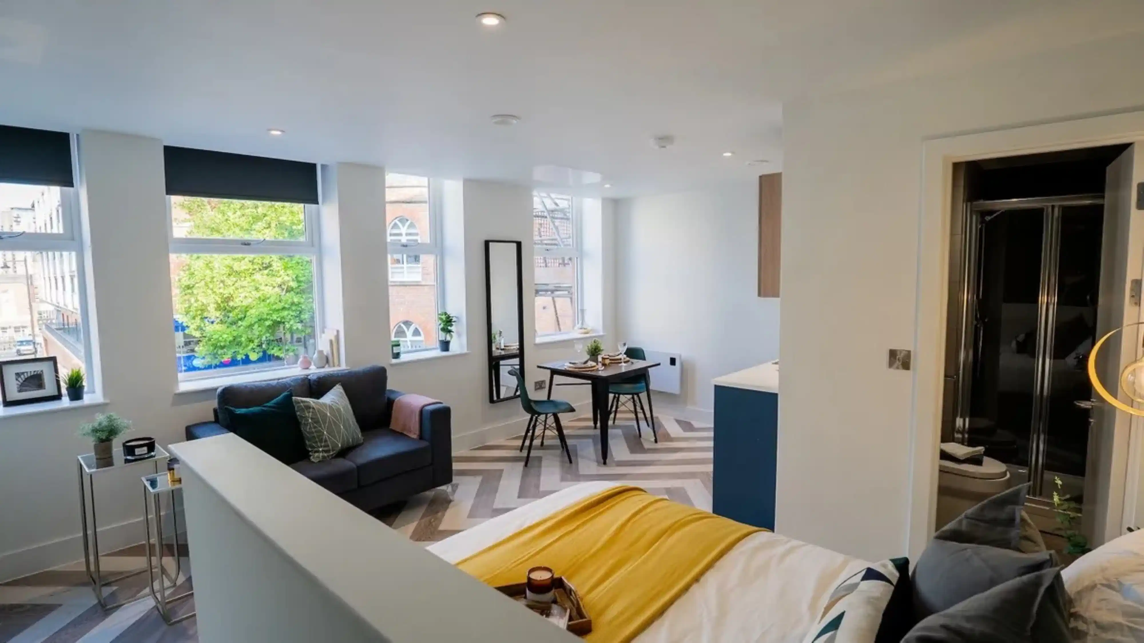 Exterior?w=400&h=260&fit=crop&q=40&auto=format&trim=auto