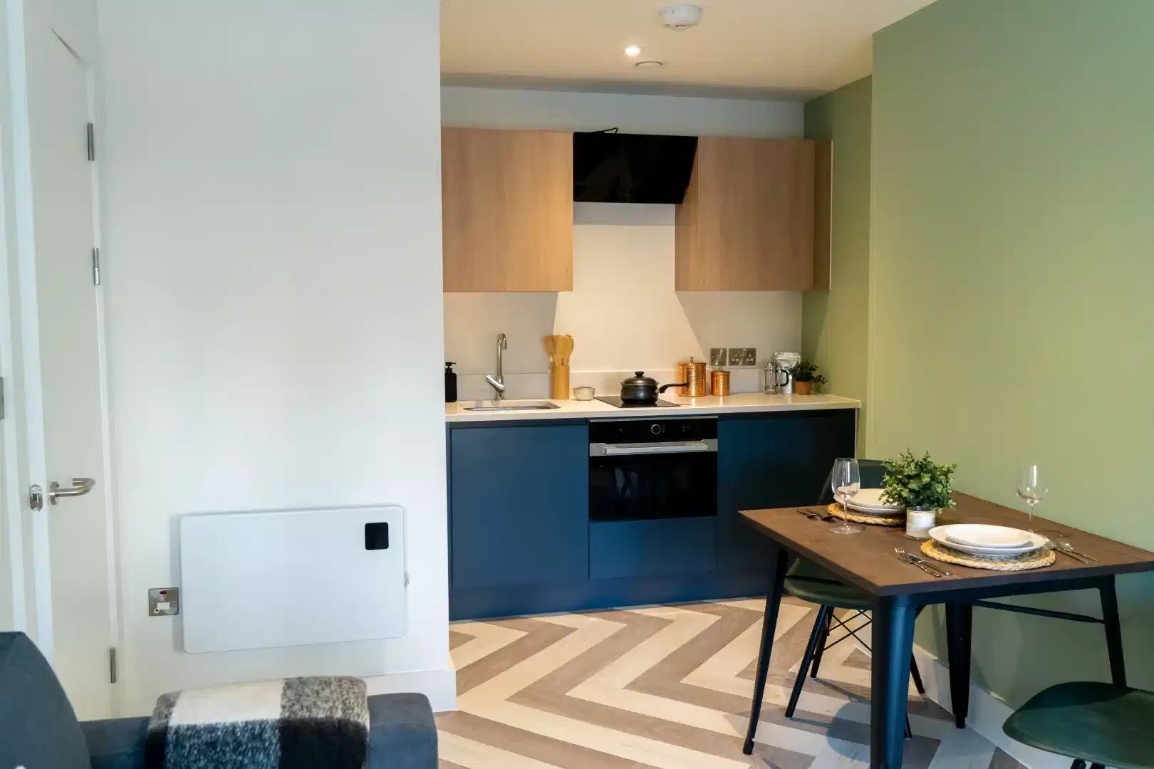 Exterior?w=400&h=260&fit=crop&q=40&auto=format&trim=auto