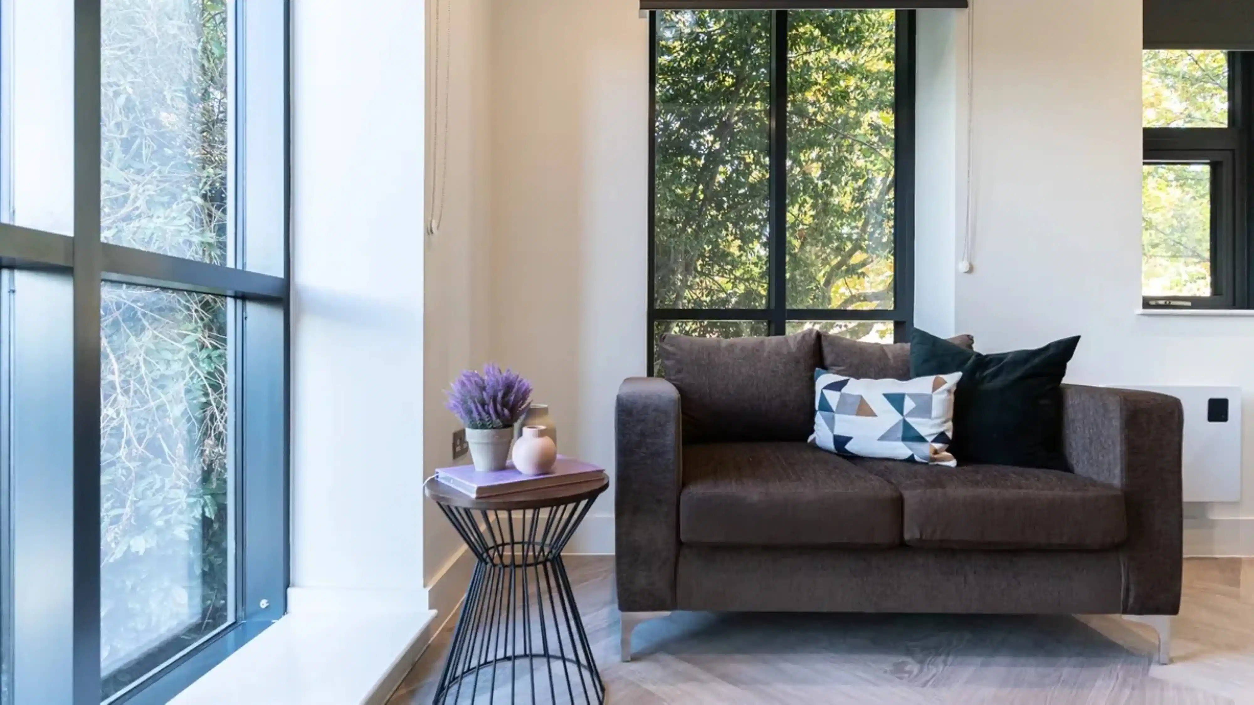 Exterior?w=400&h=260&fit=crop&q=40&auto=format&trim=auto