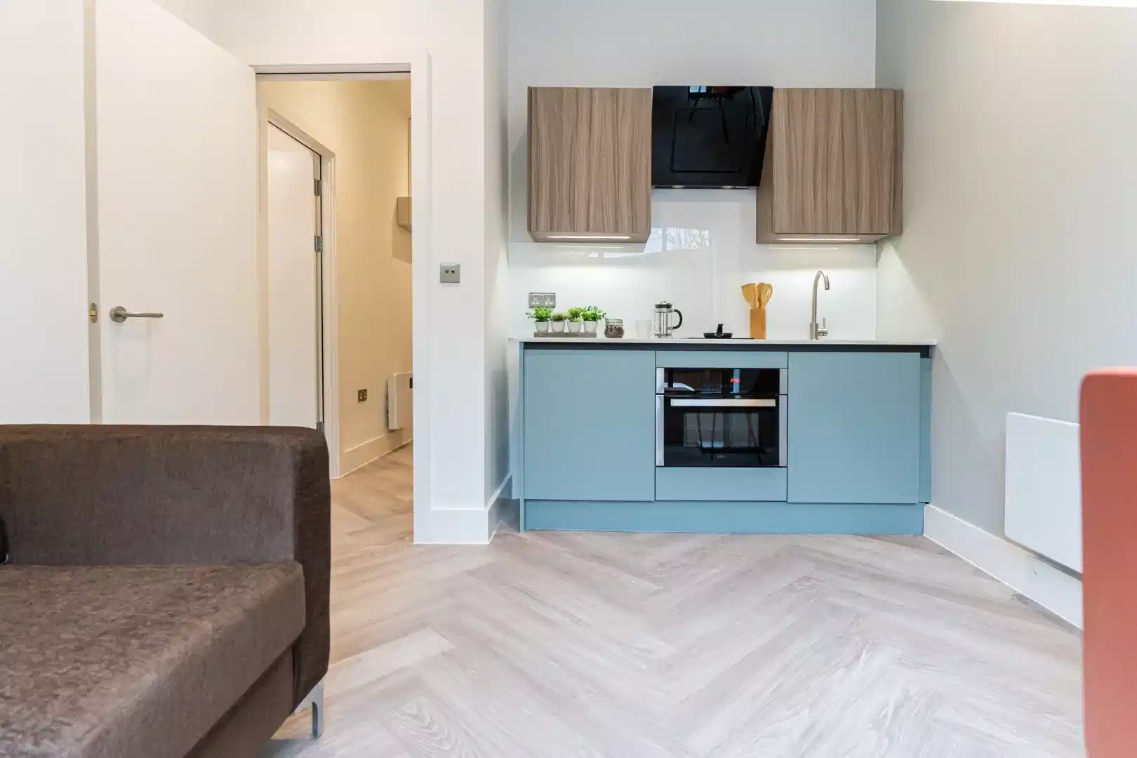 Exterior?w=400&h=260&fit=crop&q=40&auto=format&trim=auto