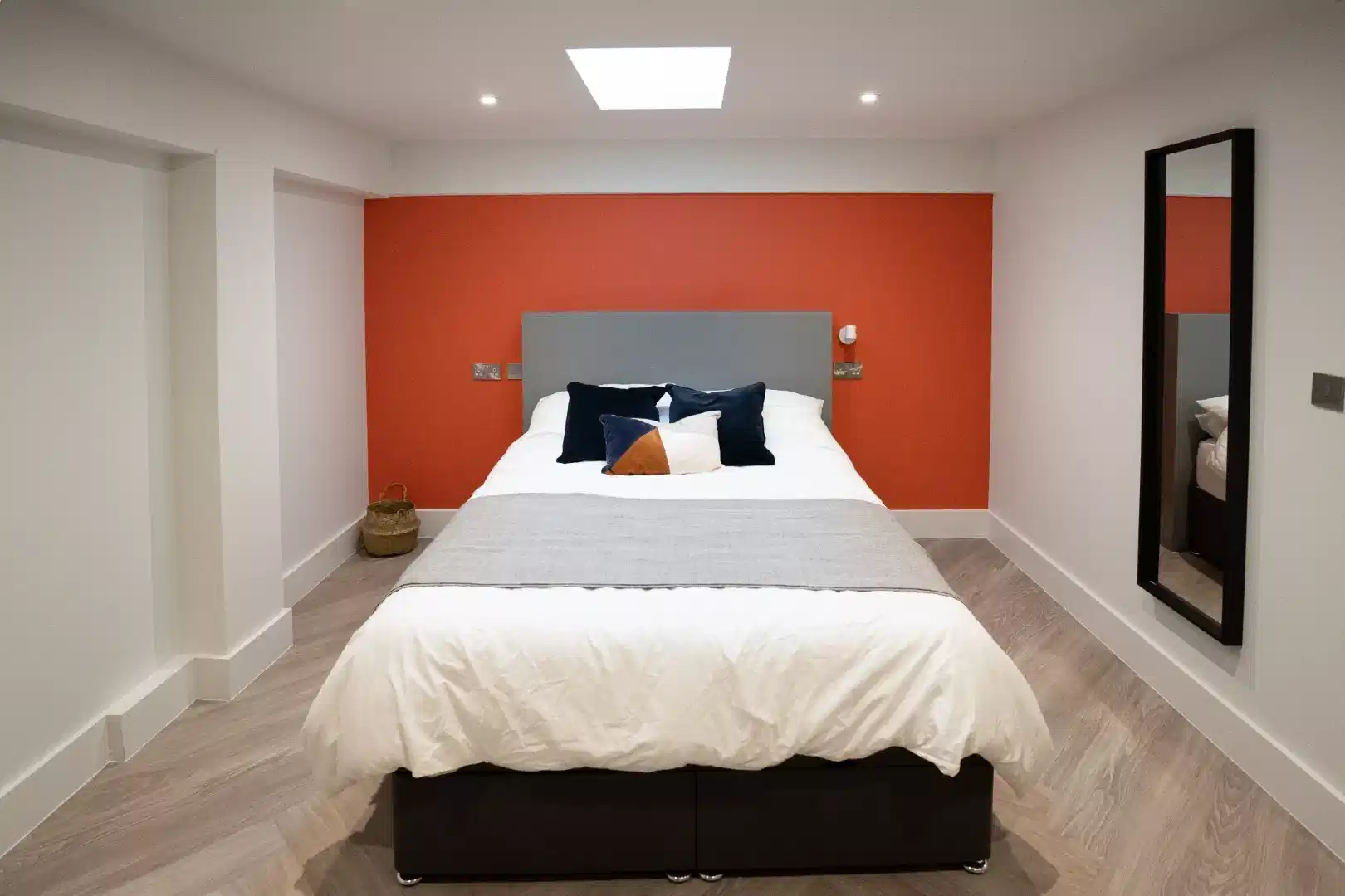 Exterior?w=400&h=260&fit=crop&q=40&auto=format&trim=auto