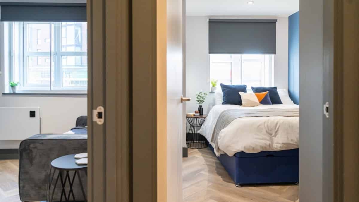 Exterior?w=400&h=260&fit=crop&q=40&auto=format&trim=auto