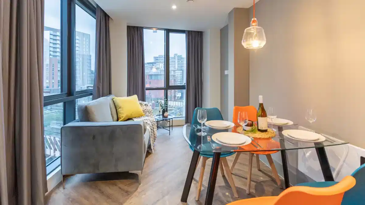 Exterior?w=400&h=260&fit=crop&q=40&auto=format&trim=auto