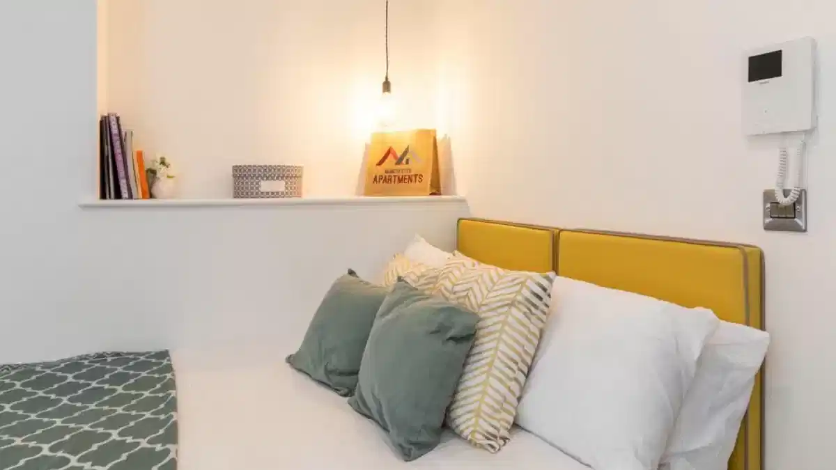 Exterior?w=400&h=260&fit=crop&q=40&auto=format&trim=auto