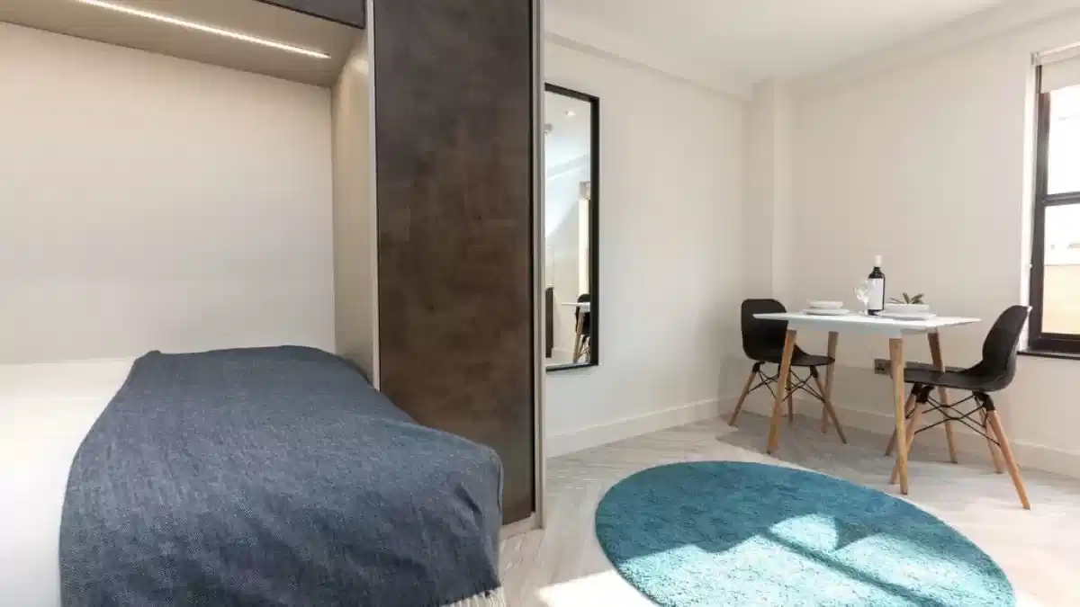 One Bedroom Apartment (Large) - Bathroom?w=400&h=260&fit=crop&q=40&auto=format&trim=auto