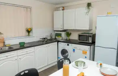 Kitchen?w=400&h=260&fit=crop&q=40&auto=format&trim=auto