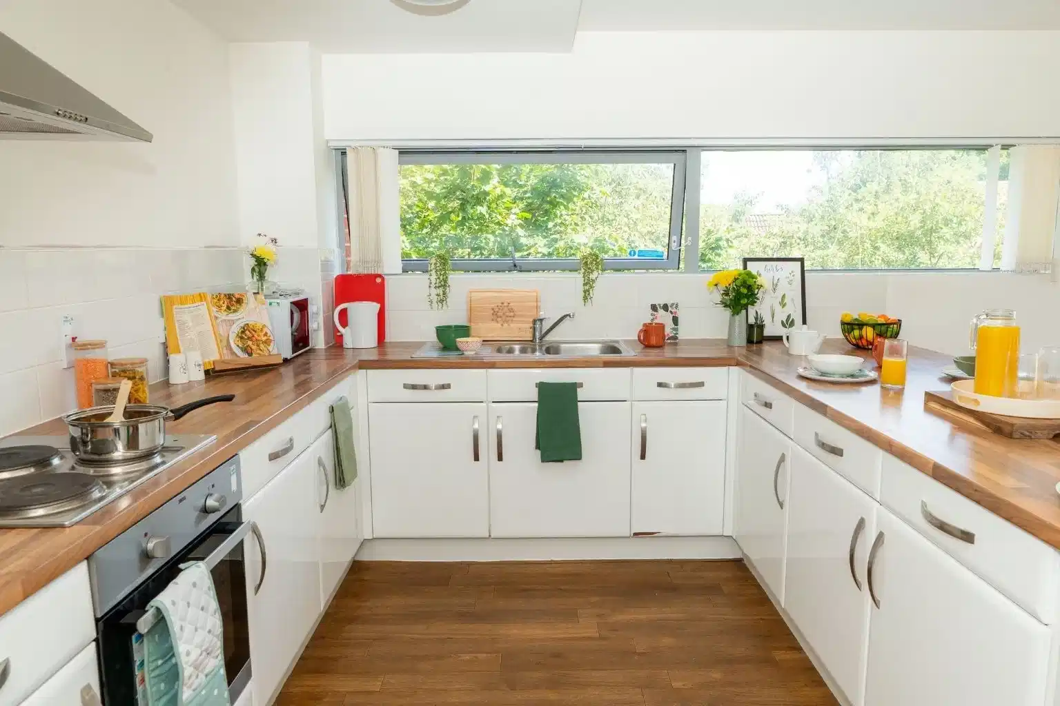 Common Area?w=400&h=260&fit=crop&q=40&auto=format&trim=auto