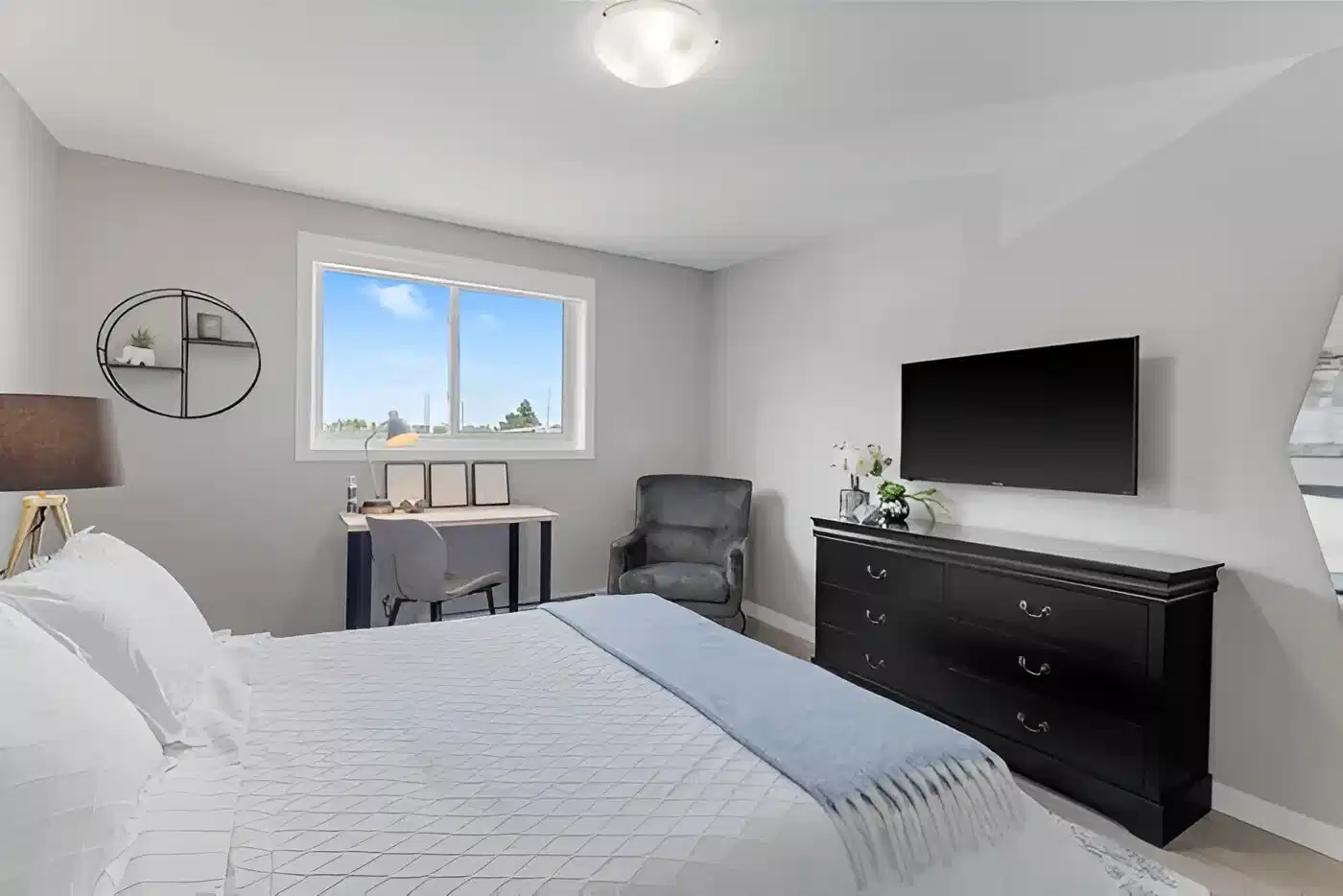 Exterior?w=400&h=260&fit=crop&q=40&auto=format&trim=auto