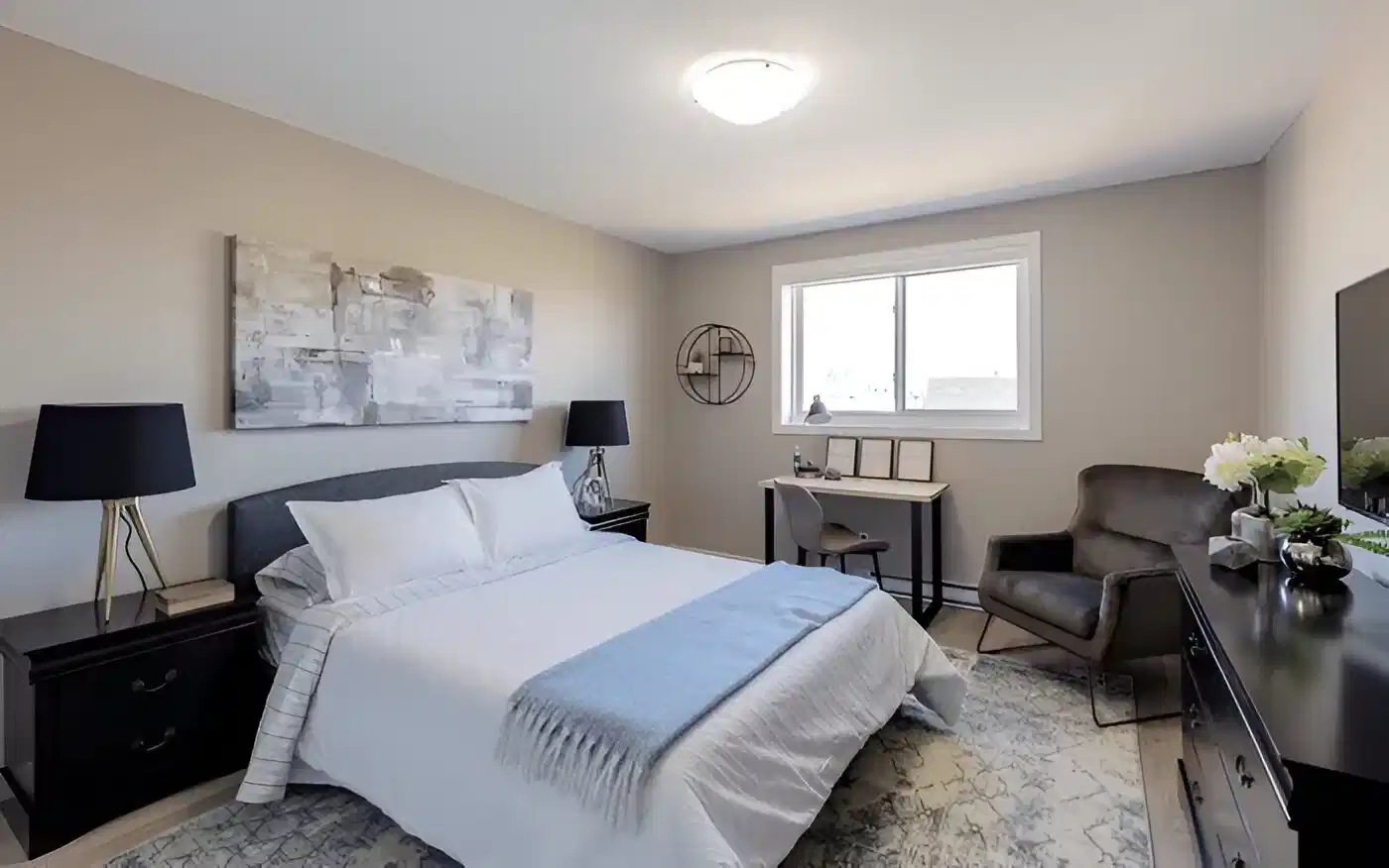 Exterior?w=400&h=260&fit=crop&q=40&auto=format&trim=auto