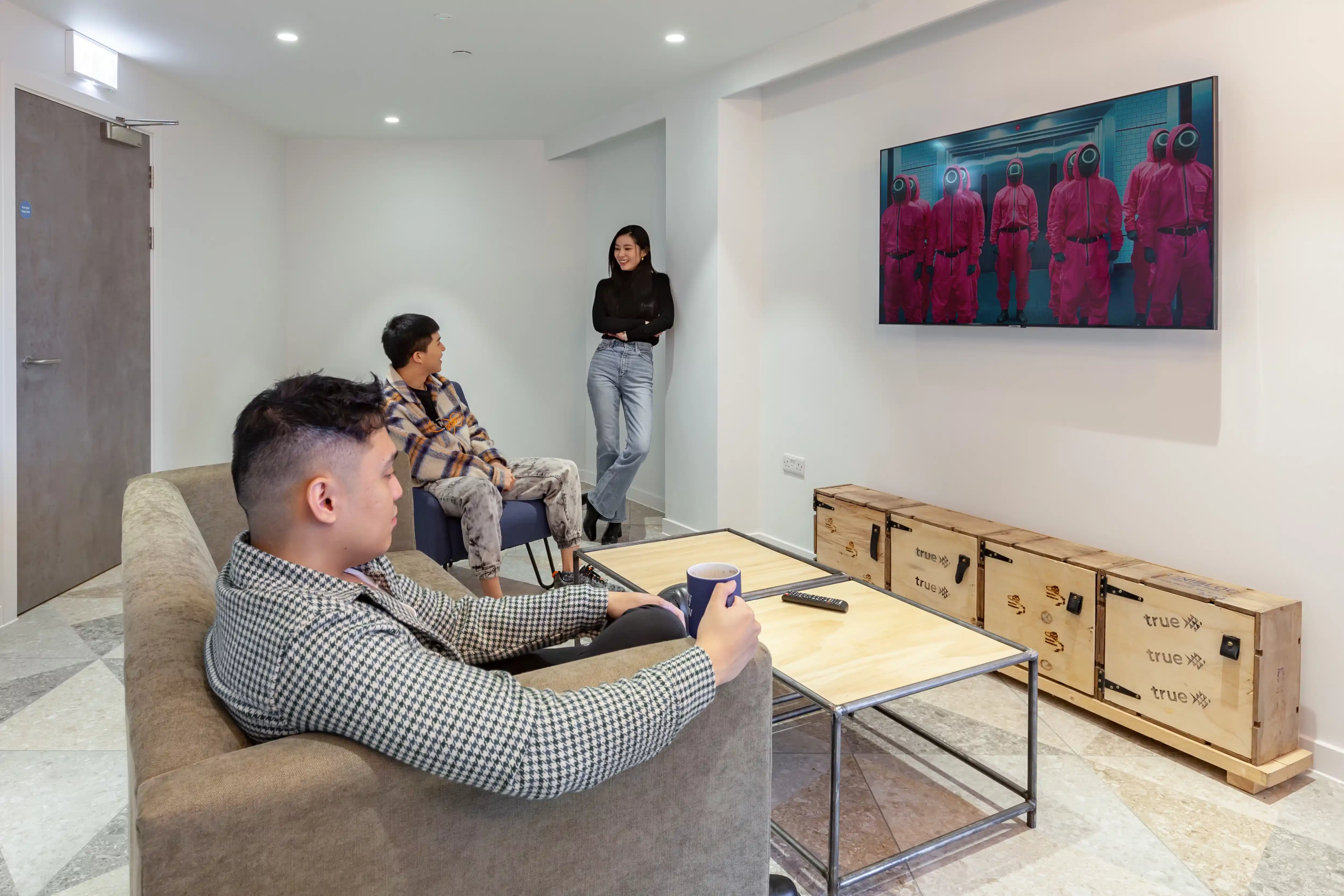 Common Area?w=400&h=260&fit=crop&q=40&auto=format&trim=auto