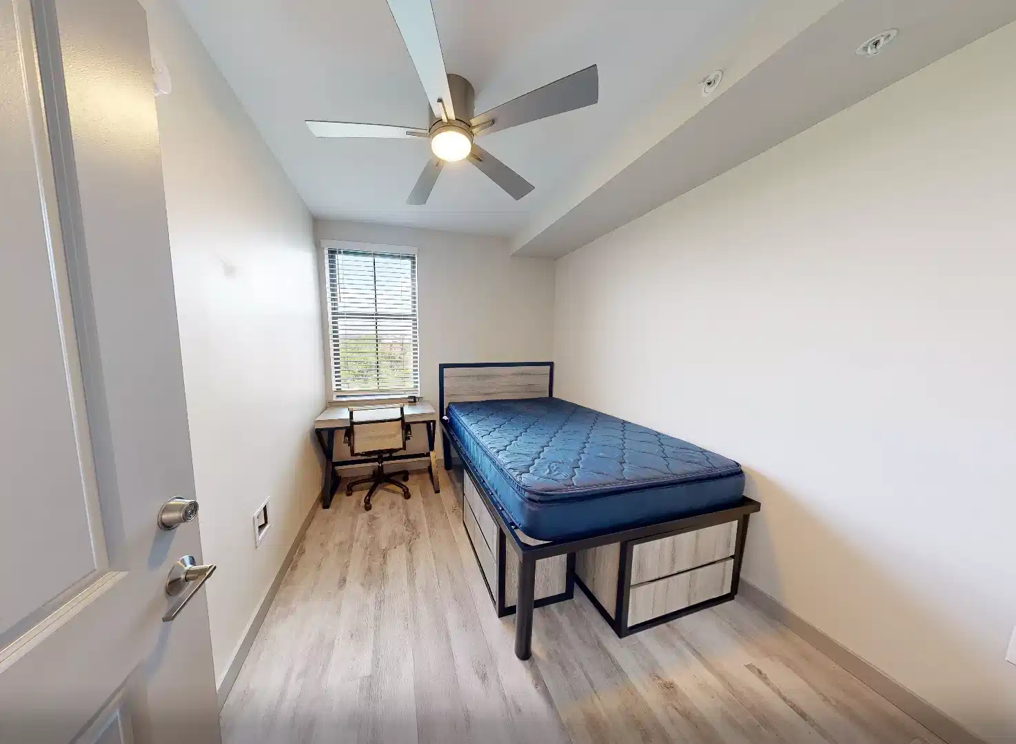 Exterior?w=400&h=260&fit=crop&q=40&auto=format&trim=auto