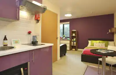 Bathroom?w=400&h=260&fit=crop&q=40&auto=format&trim=auto