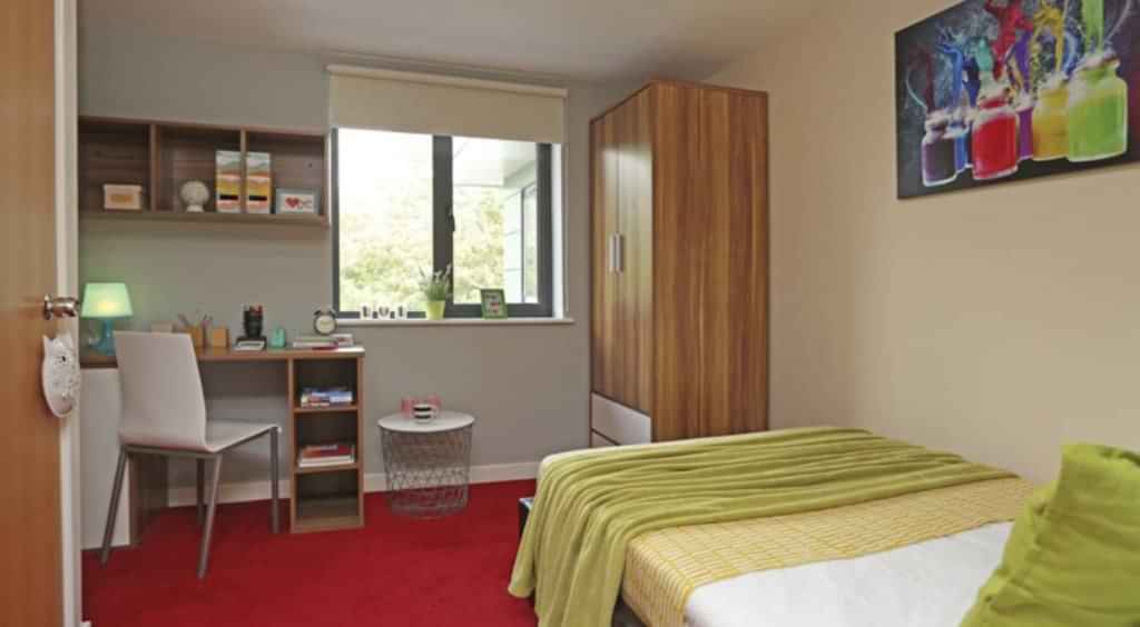 Bathroom?w=400&h=260&fit=crop&q=40&auto=format&trim=auto