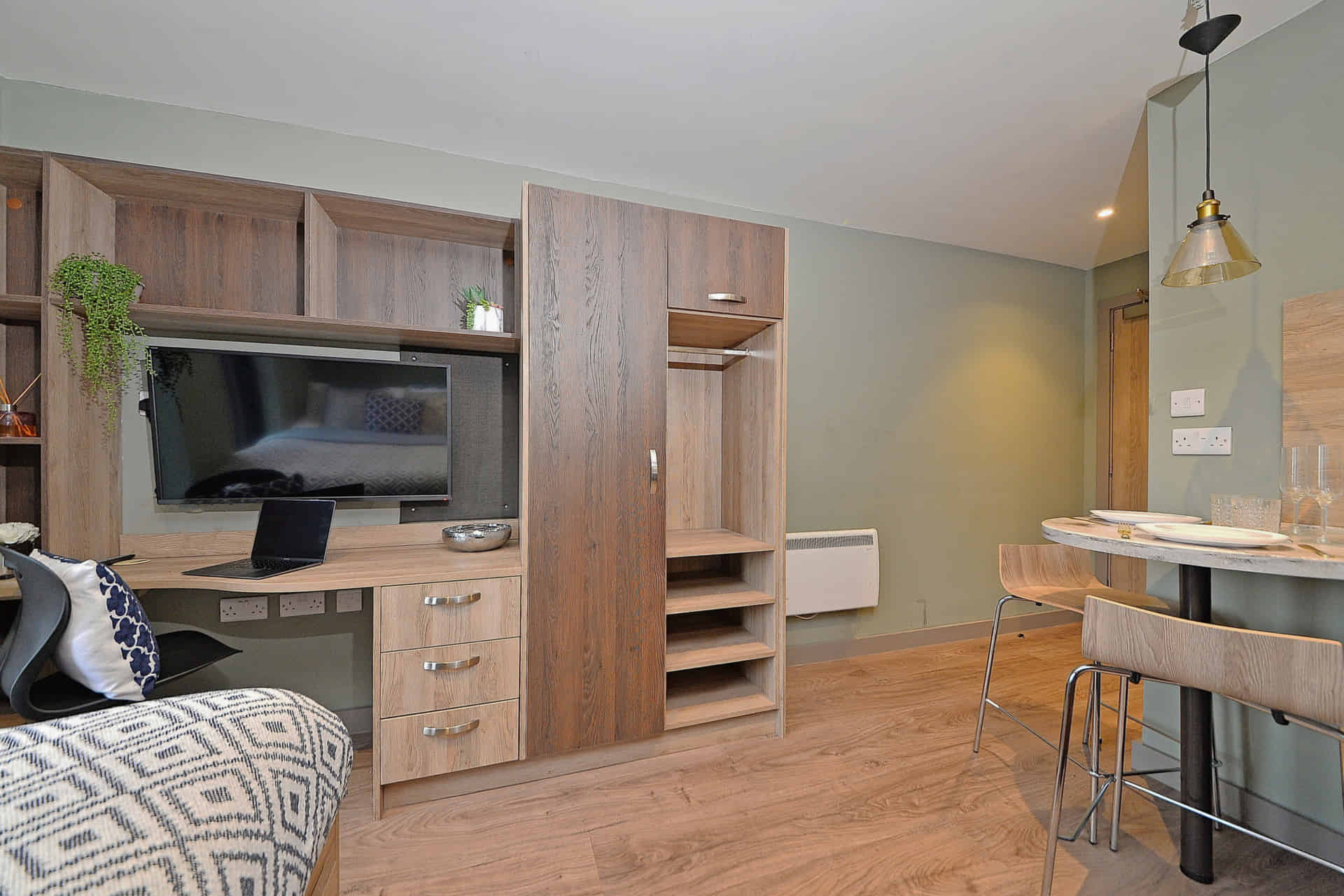Common Area?w=400&h=260&fit=crop&q=40&auto=format&trim=auto