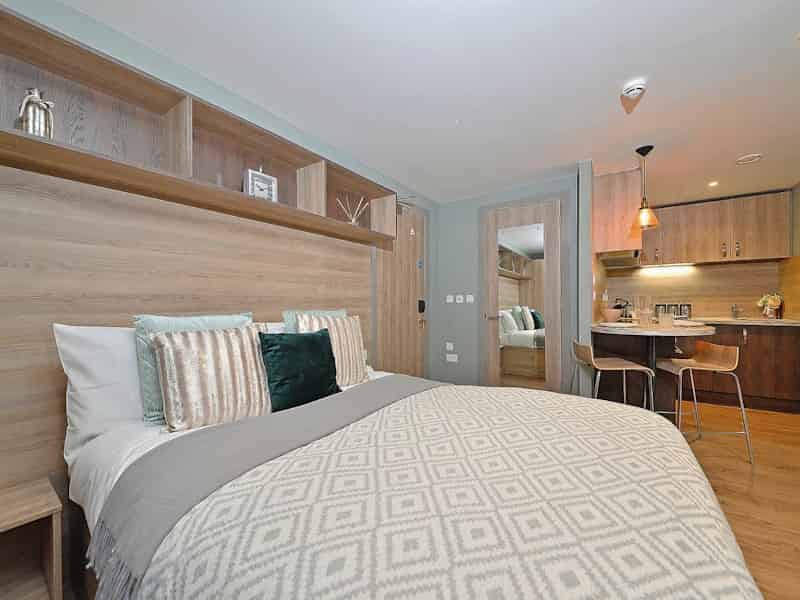 Common Area?w=400&h=260&fit=crop&q=40&auto=format&trim=auto