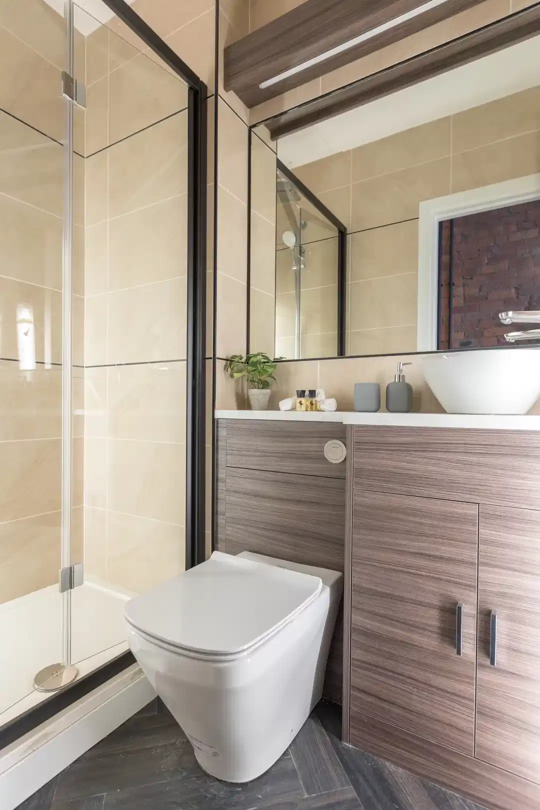 Exterior?w=400&h=260&fit=crop&q=40&auto=format&trim=auto