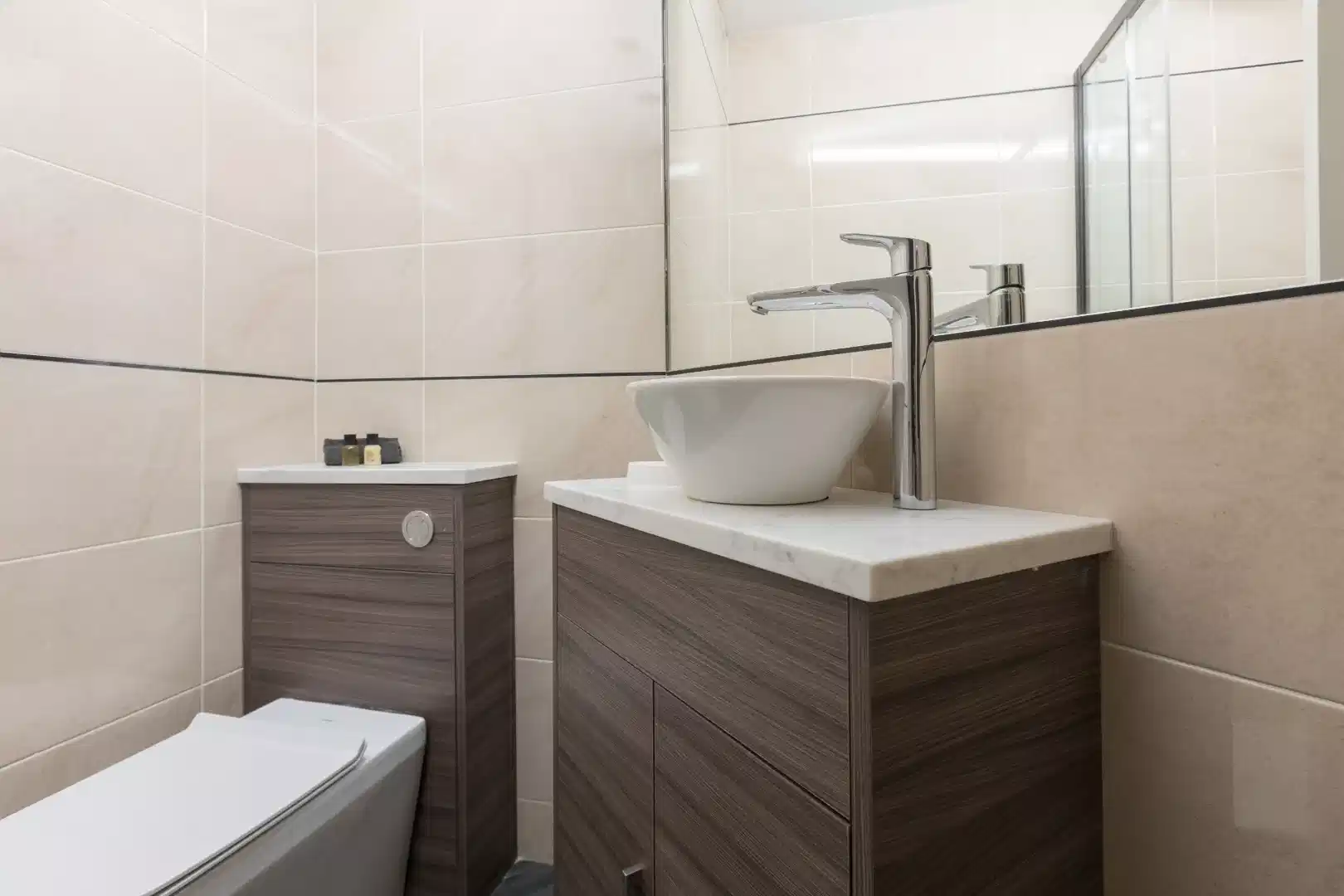 Exterior?w=400&h=260&fit=crop&q=40&auto=format&trim=auto