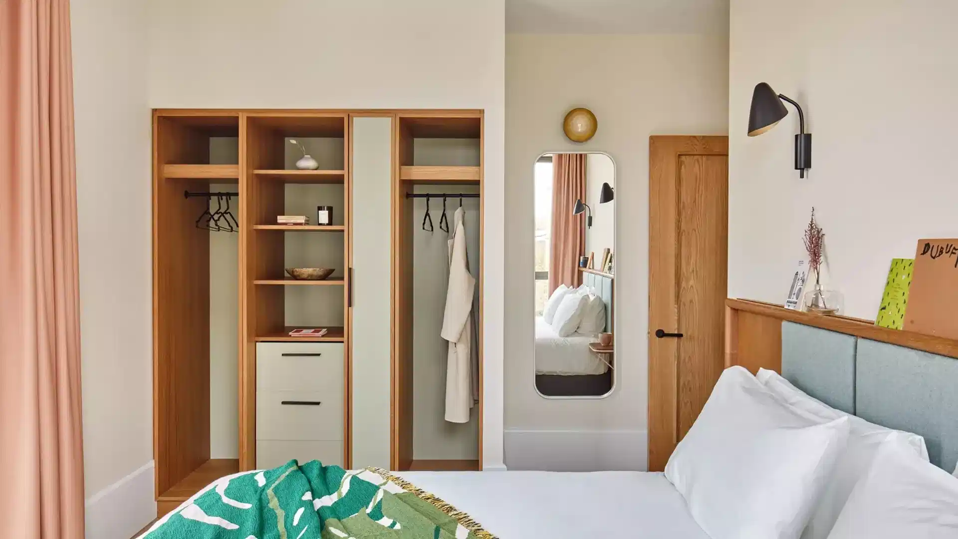 Common Area?w=400&h=260&fit=crop&q=40&auto=format&trim=auto