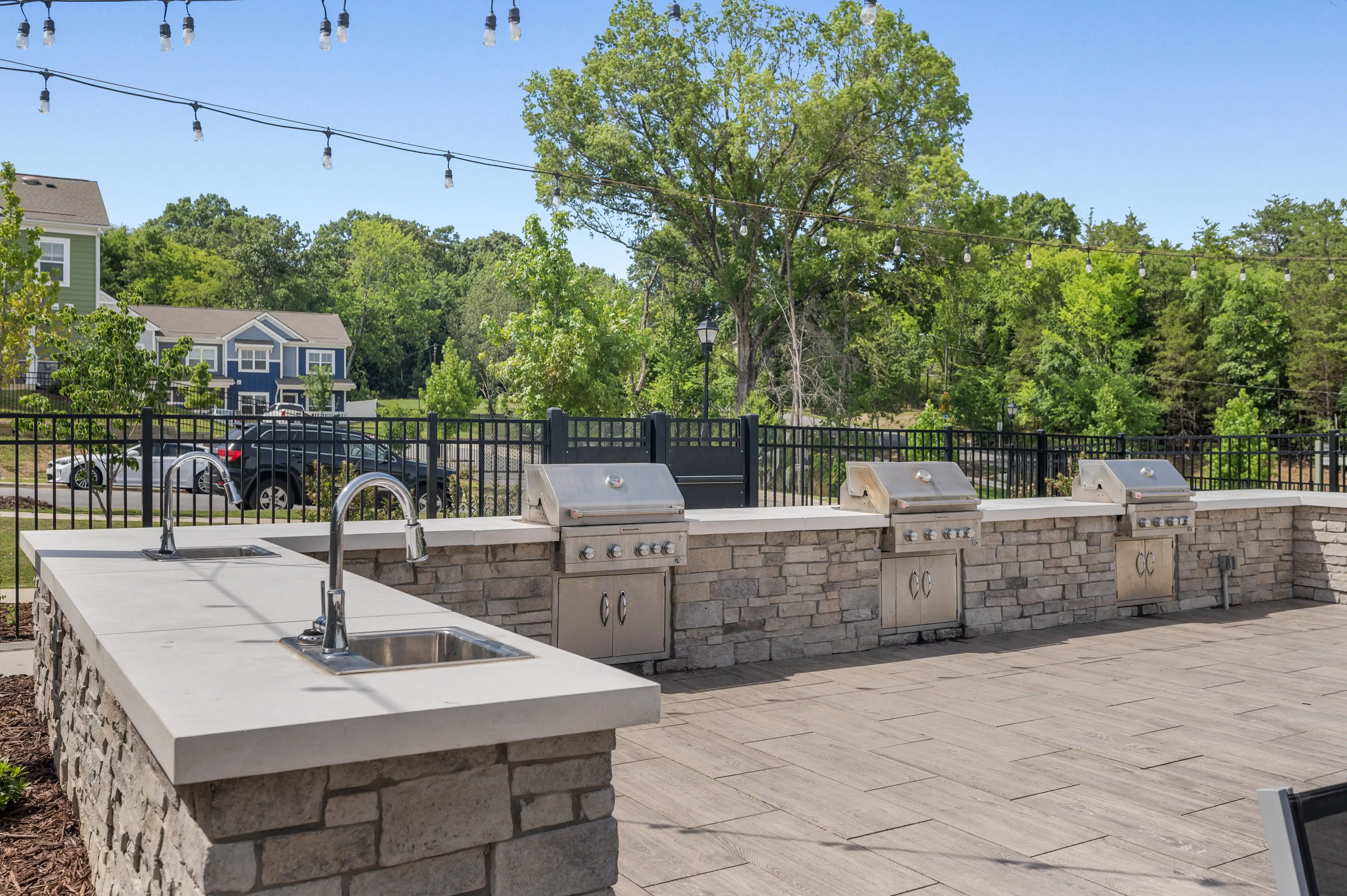 Kitchen?w=400&h=260&fit=crop&q=40&auto=format&trim=auto