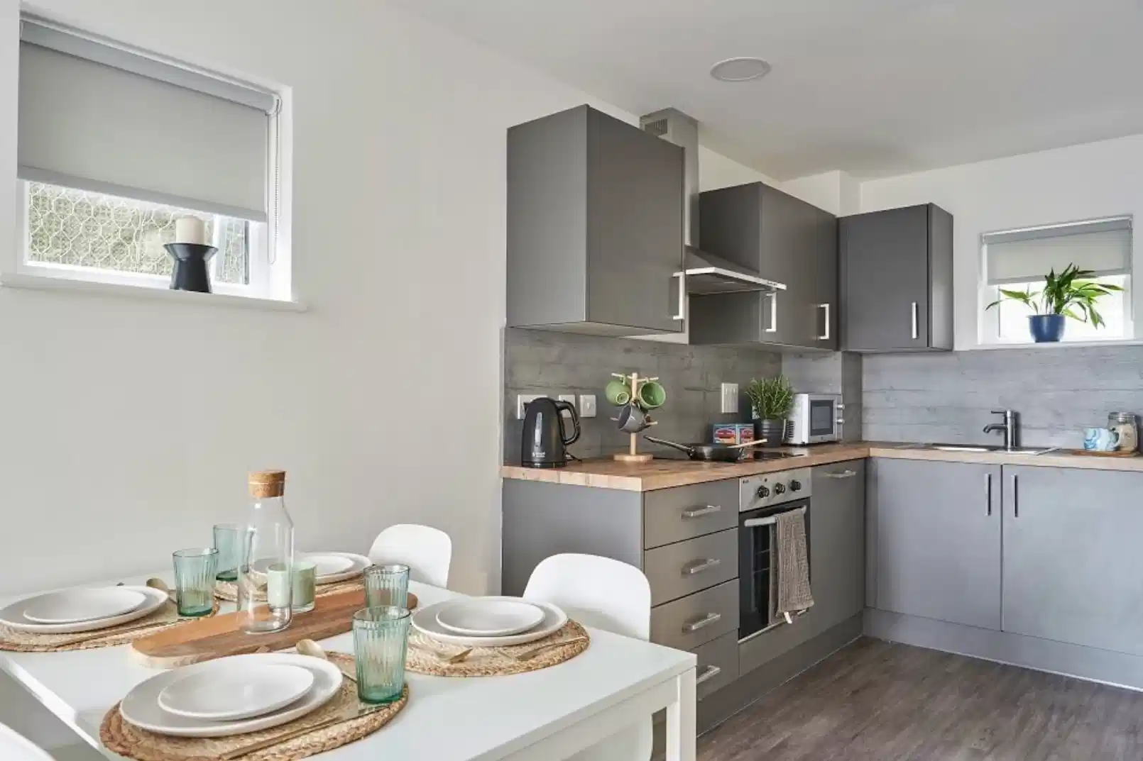 Bedroom?w=400&h=260&fit=crop&q=40&auto=format&trim=auto