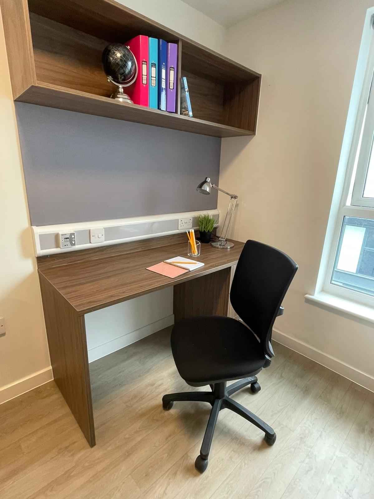 Exterior?w=400&h=260&fit=crop&q=40&auto=format&trim=auto