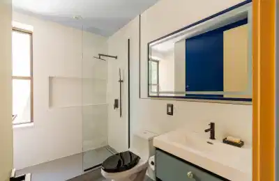 Common Area?w=400&h=260&fit=crop&q=40&auto=format&trim=auto