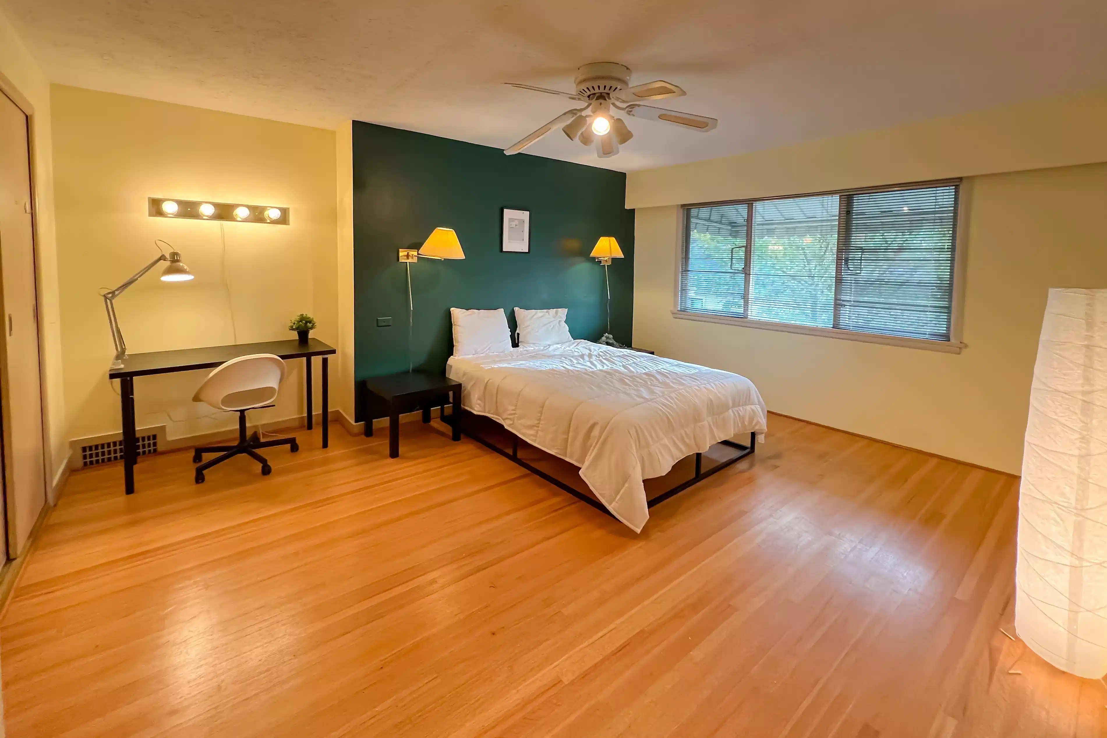 Amenities?w=400&h=260&fit=crop&q=40&auto=format&trim=auto