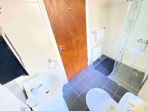 Common Area?w=400&h=260&fit=crop&q=40&auto=format&trim=auto