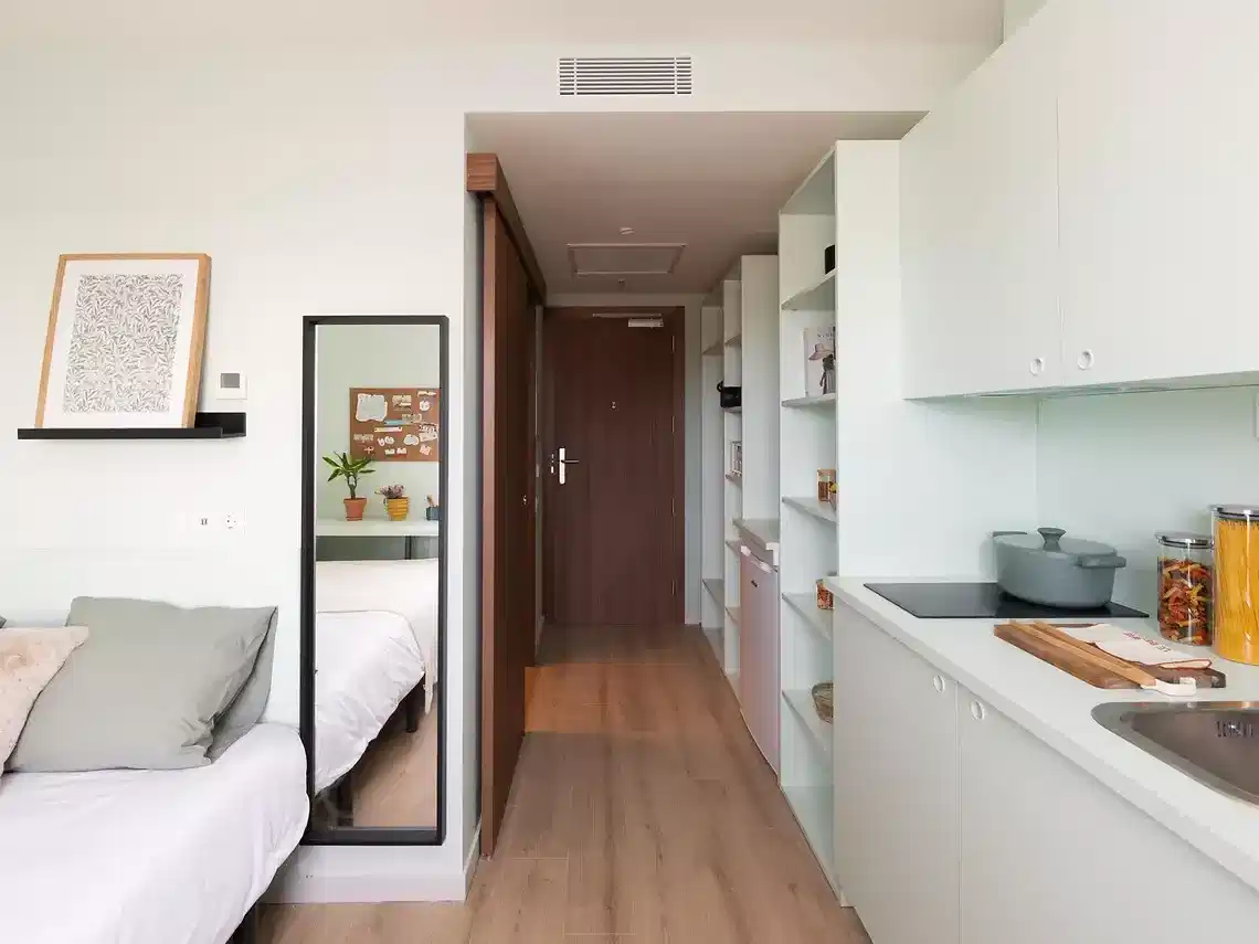 Exterior?w=400&h=260&fit=crop&q=40&auto=format&trim=auto