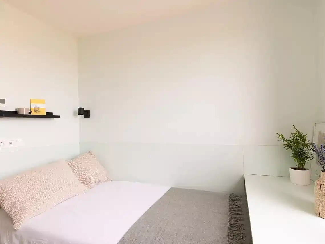 Exterior?w=400&h=260&fit=crop&q=40&auto=format&trim=auto