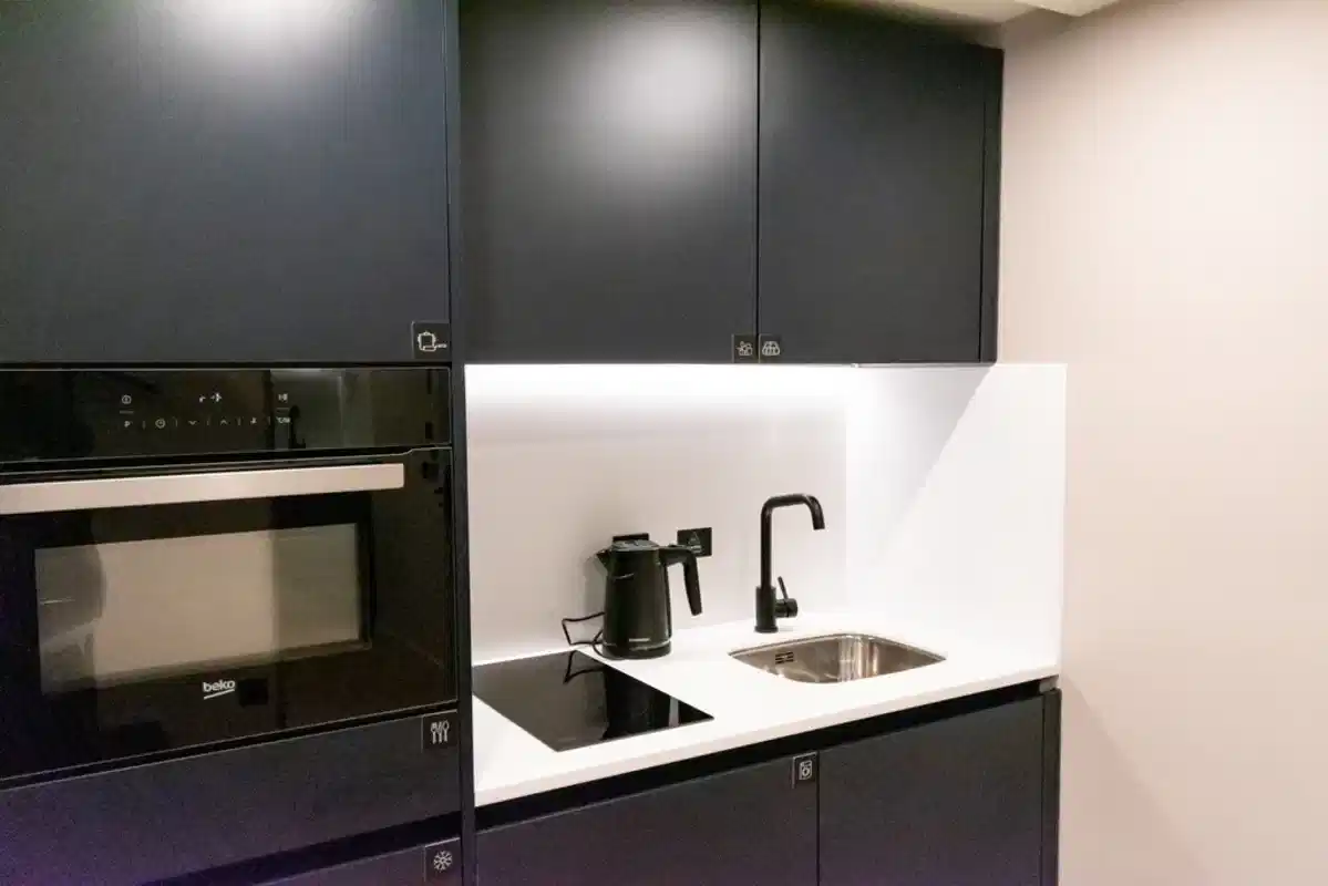 Exterior?w=400&h=260&fit=crop&q=40&auto=format&trim=auto