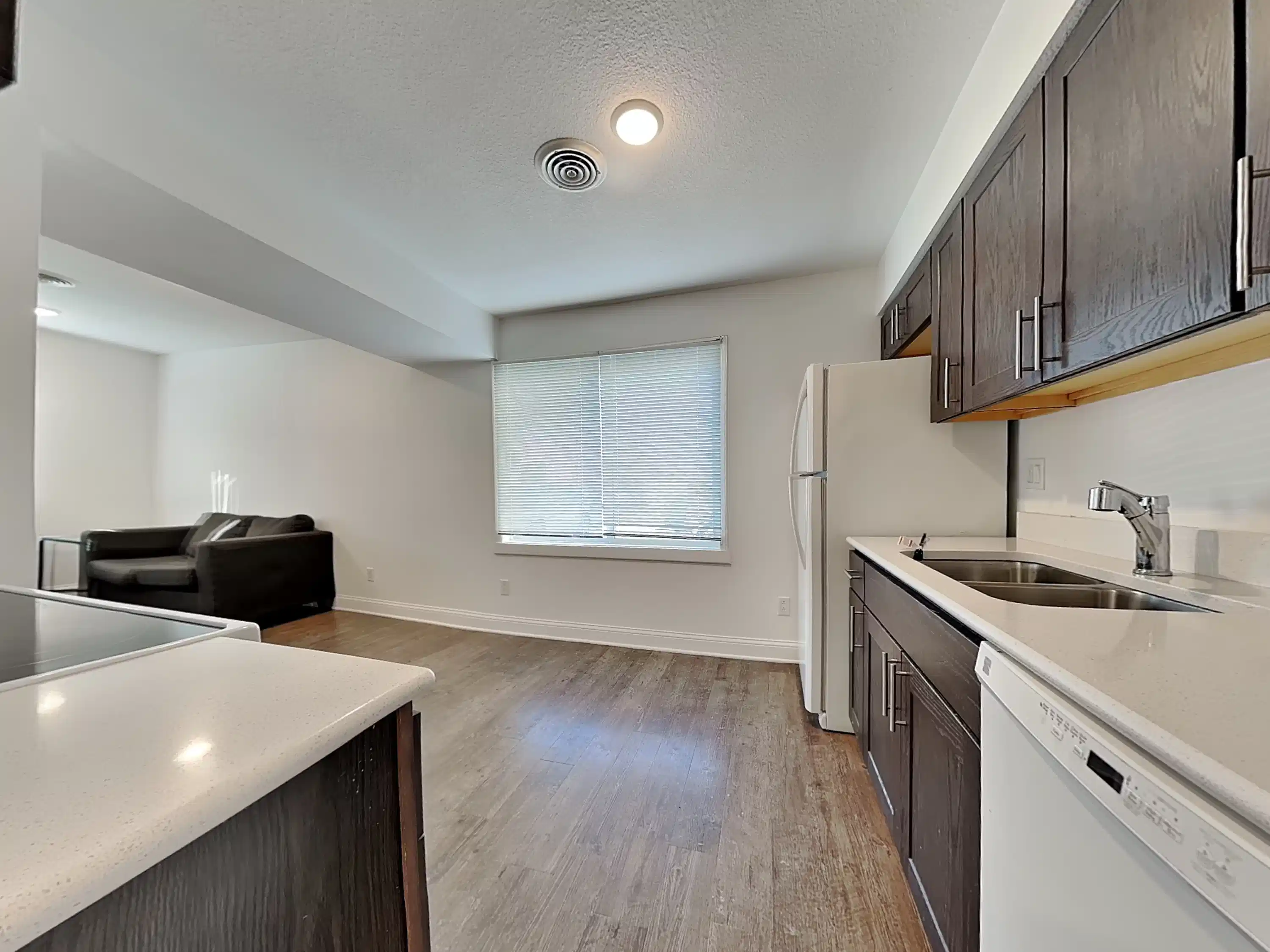 Common Area?w=400&h=260&fit=crop&q=40&auto=format&trim=auto