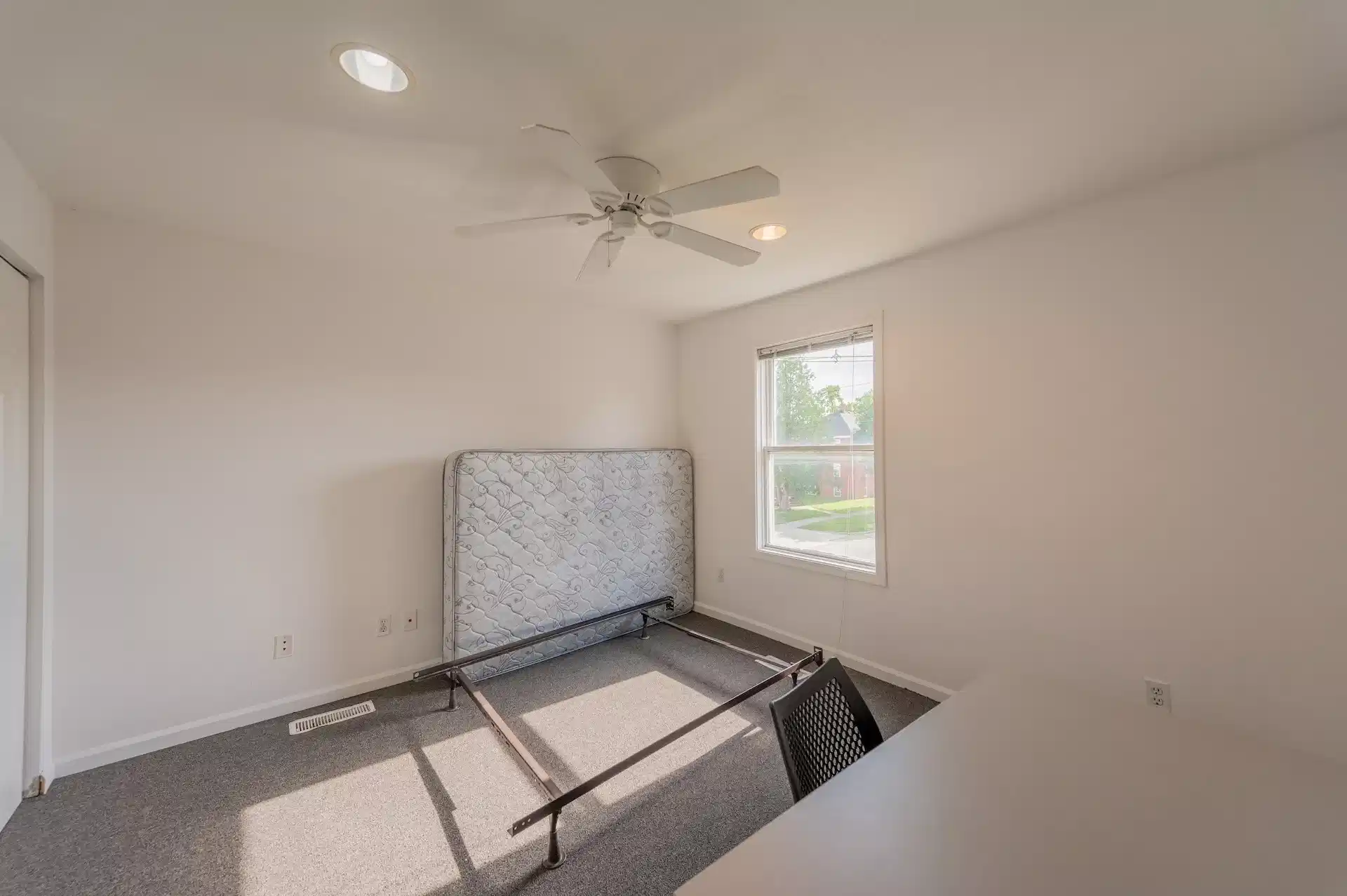 913 S Locust St, Champaign - Champaign, Illinois, United States - 10 Bedrooms 3 Bathrooms - Bedroom