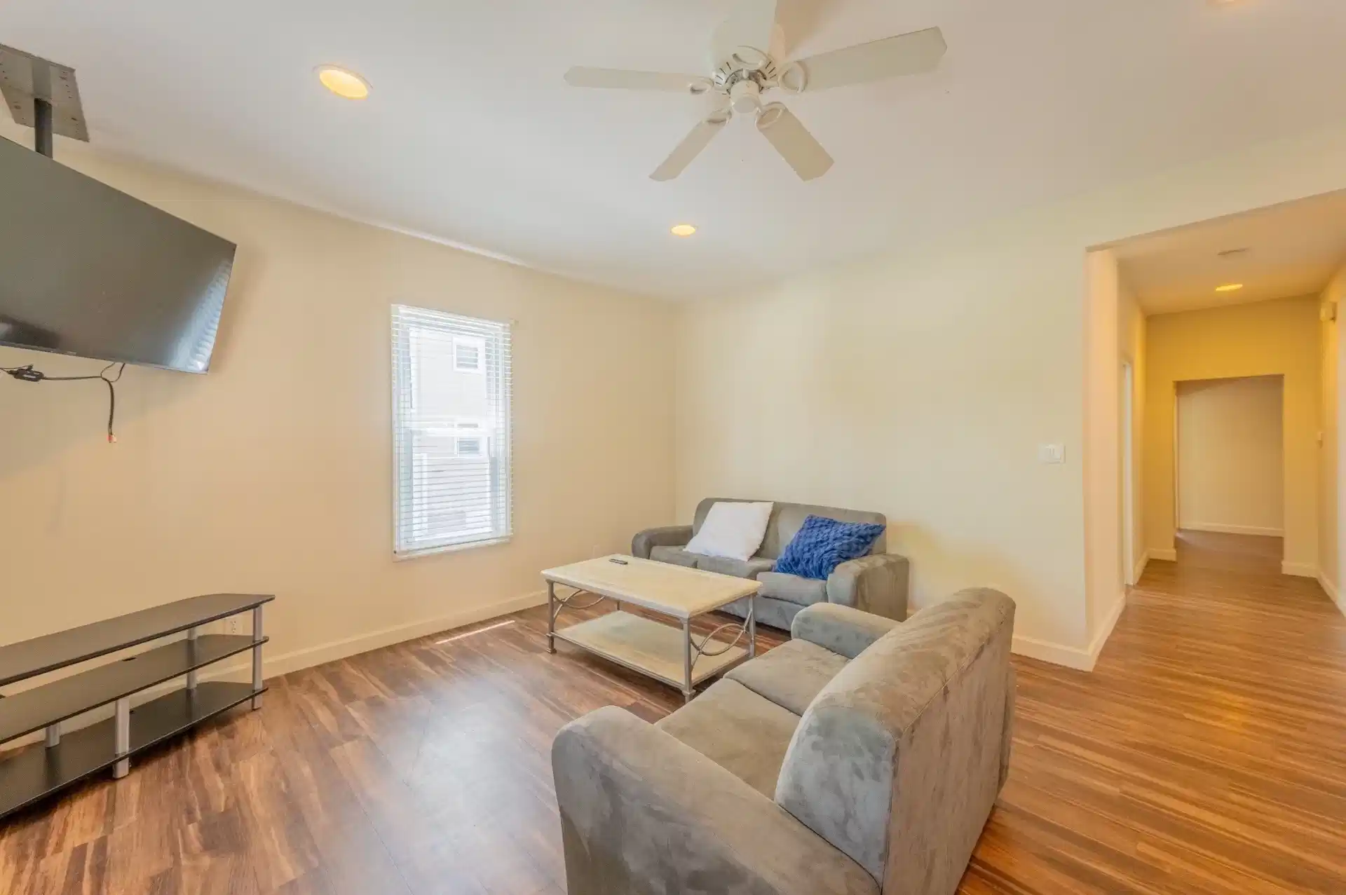 Exterior?w=400&h=260&fit=crop&q=40&auto=format&trim=auto