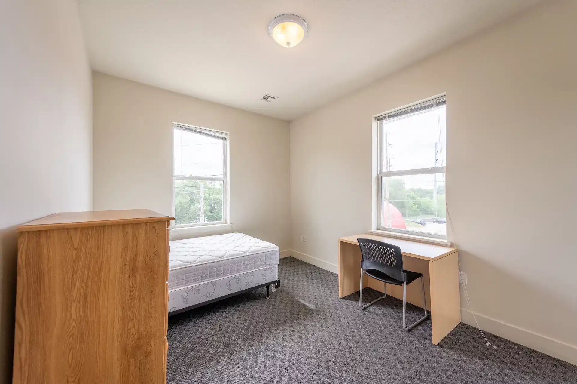 907.5 S Oak St-301, Champaign - Champaign, Illinois, United States - 4 Bedrooms 2.5 Bathrooms - Bedroom