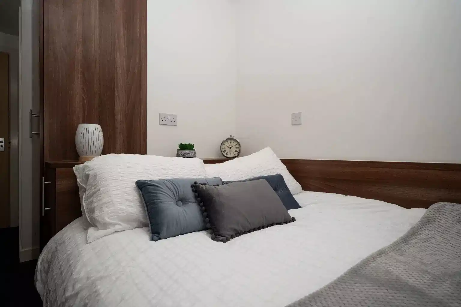 Floor Plan?w=400&h=260&fit=crop&q=40&auto=format&trim=auto