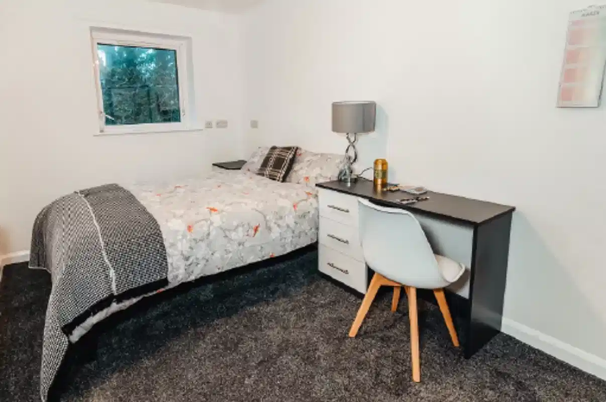 Exterior?w=400&h=260&fit=crop&q=40&auto=format&trim=auto