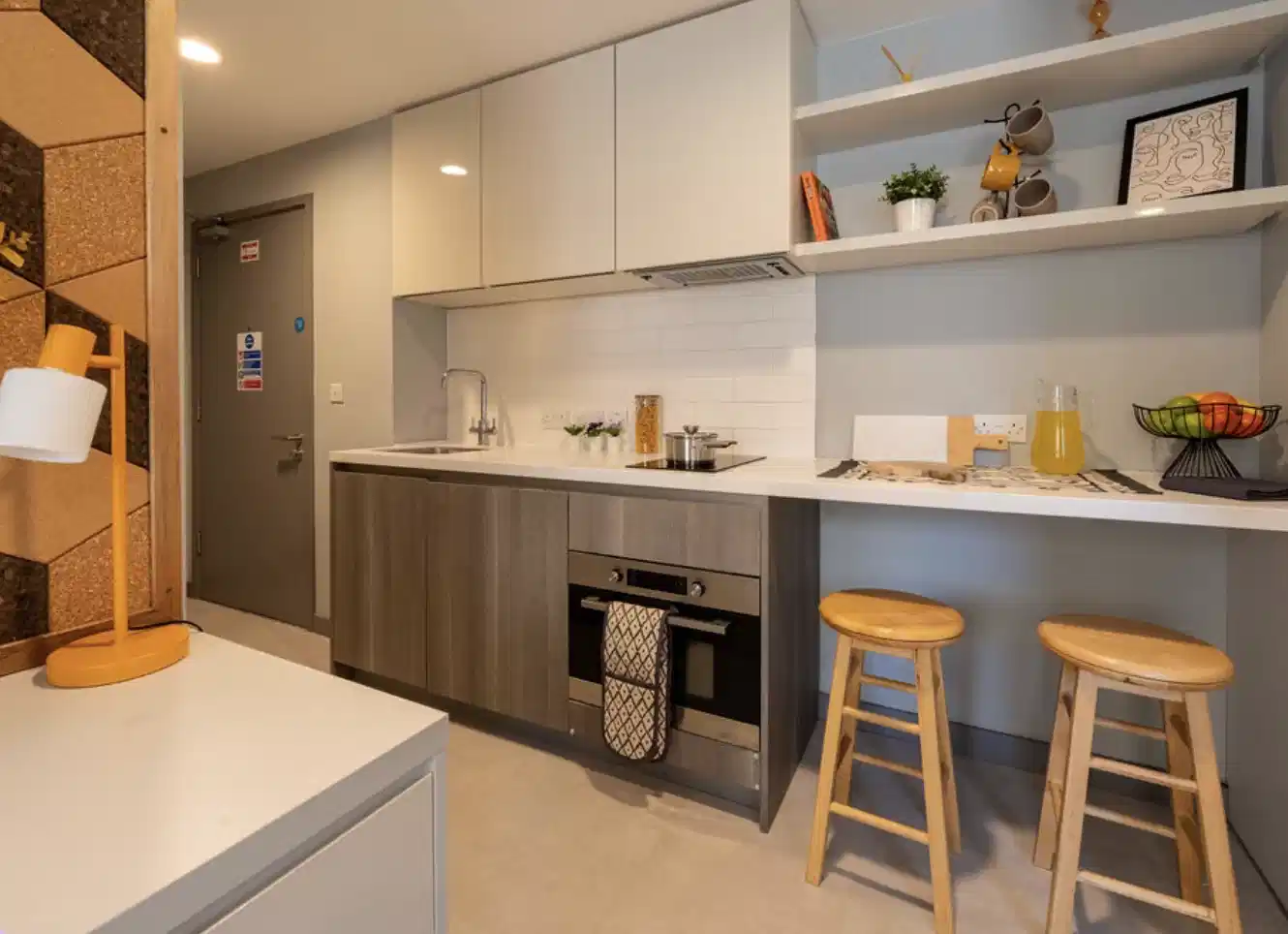 Common Area?w=400&h=260&fit=crop&q=40&auto=format&trim=auto