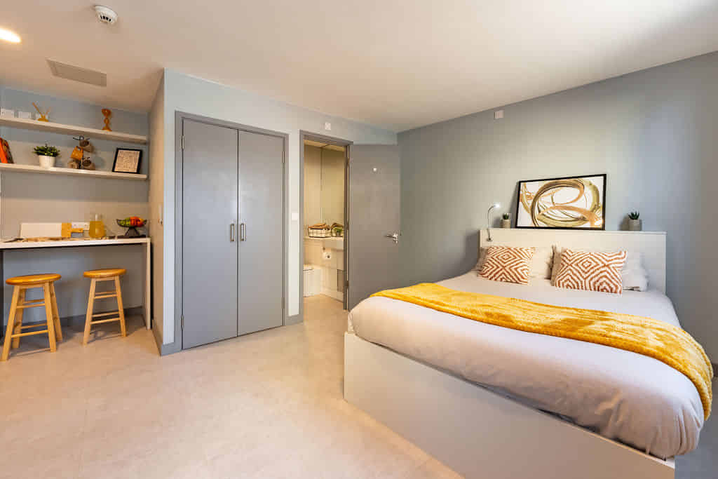 Common Area?w=400&h=260&fit=crop&q=40&auto=format&trim=auto